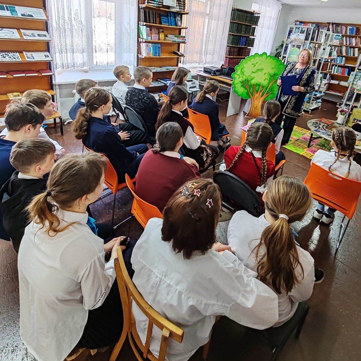 К светлому празднику Наурыз в Центральной детской библиотеке г. Алтай оформлена книжная выставка «Ұлыстың ұлы күні – Наурыз!».