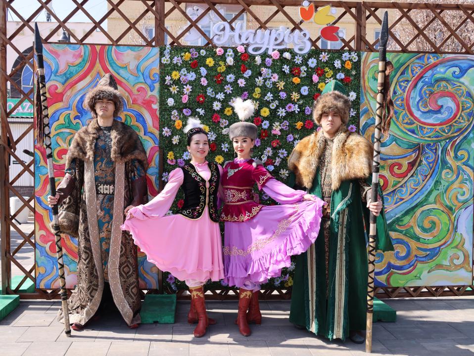 Ұлттық киім күні: Жетісуда Наурызға арналған көрме мен фестиваль өткізіліп, арнайы фотоаймақ ұйымдастырылды