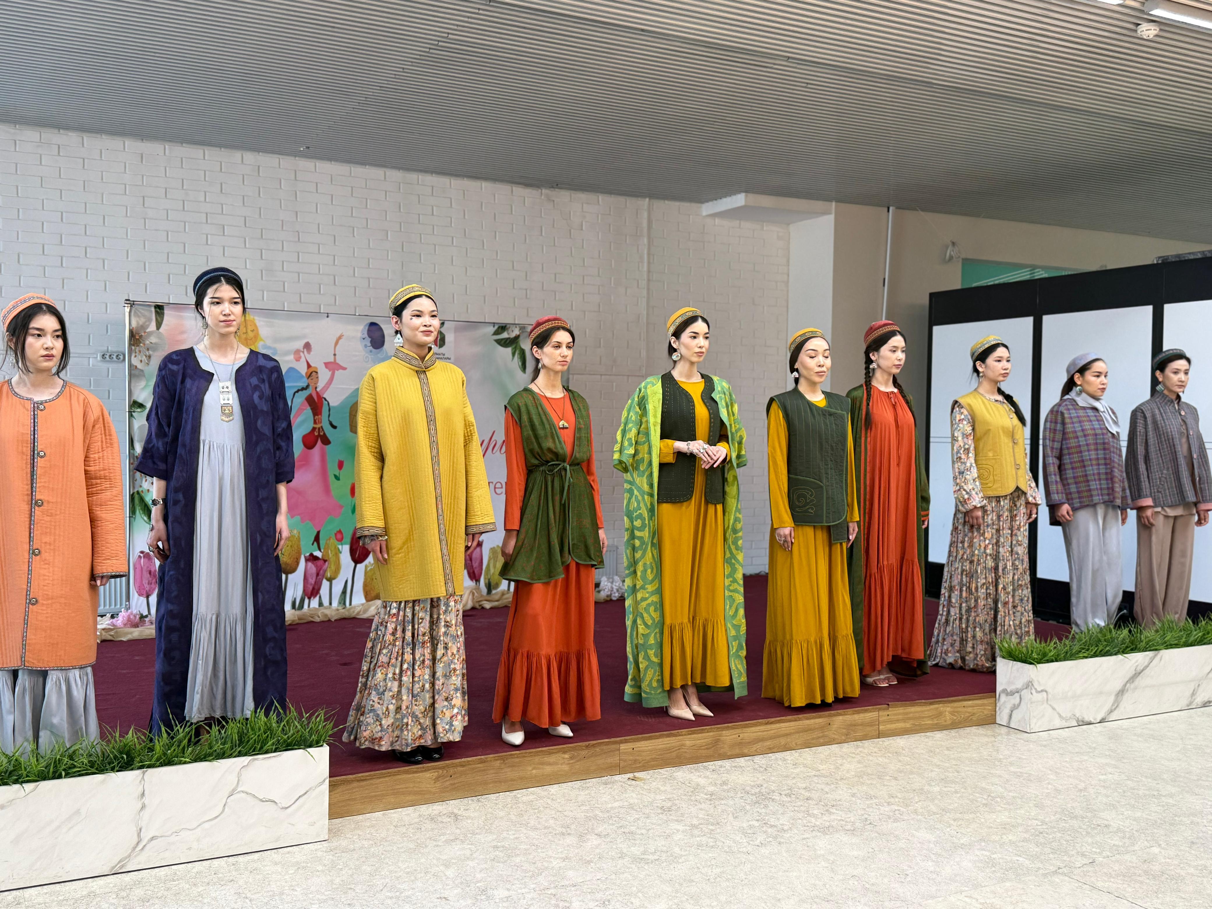 В Алматы прошли модные показы ко Дню национальной одежды