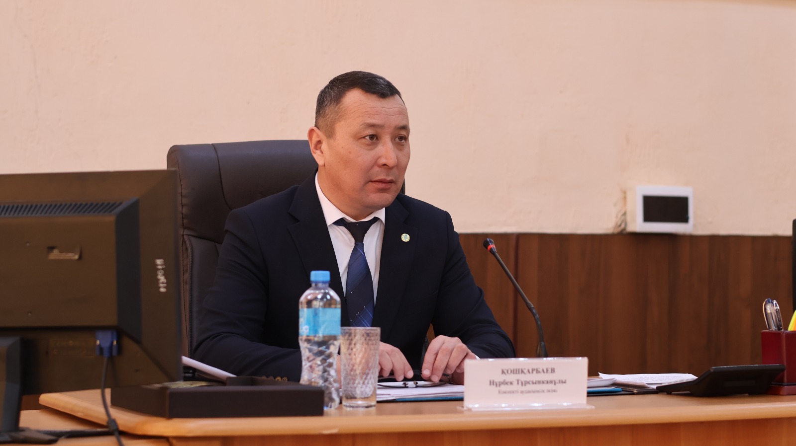 Аудан әкімі Н.Т. Қошқарбаев аудандық әкімдіктің мәжіліс залында аппарат отырысын өтті