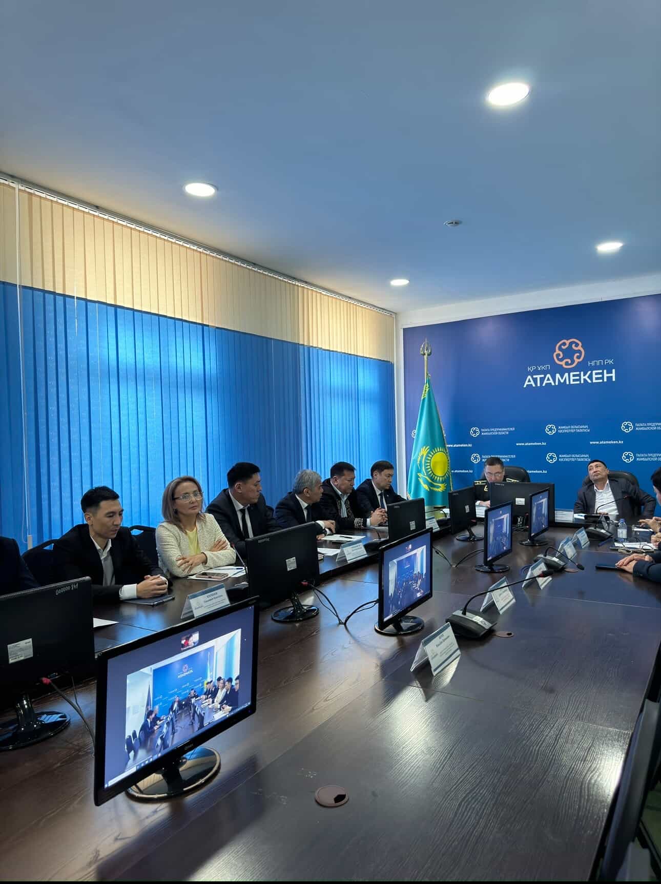 Жамбыл облысы бойынша «Атамекен» кәсіпкерлер палатасының алаңында, Жамбыл облысы Әділет департаменті «Атамекен» кәсіпкерлер палатасымен бірлесіп «Бизнес субъектілеріне қатысты шектеу шаралары туралы шешімдерді қабылдау кезінде оларды ерекше жағдайларда ғана қолданып, тепе-теңдік пен мөлшерлестіктің сақталуын қамтамасыз ету» және «Географиялық нұсқама»&nbsp; тақырыбында кездесу өтті.