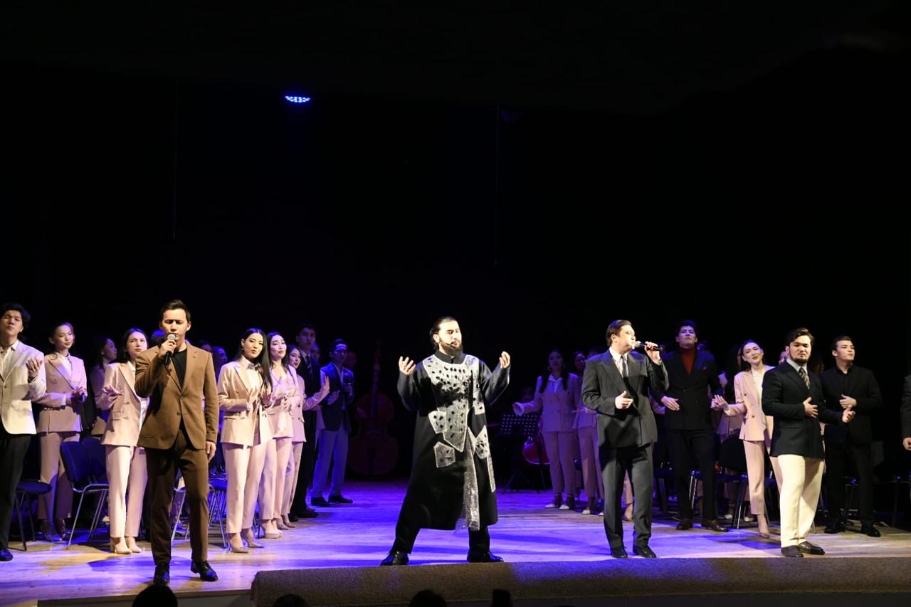 «Бақытты шаңырақ жыры»: Астанада 19 жұптың қатысуымен ерекше қойылым өтті