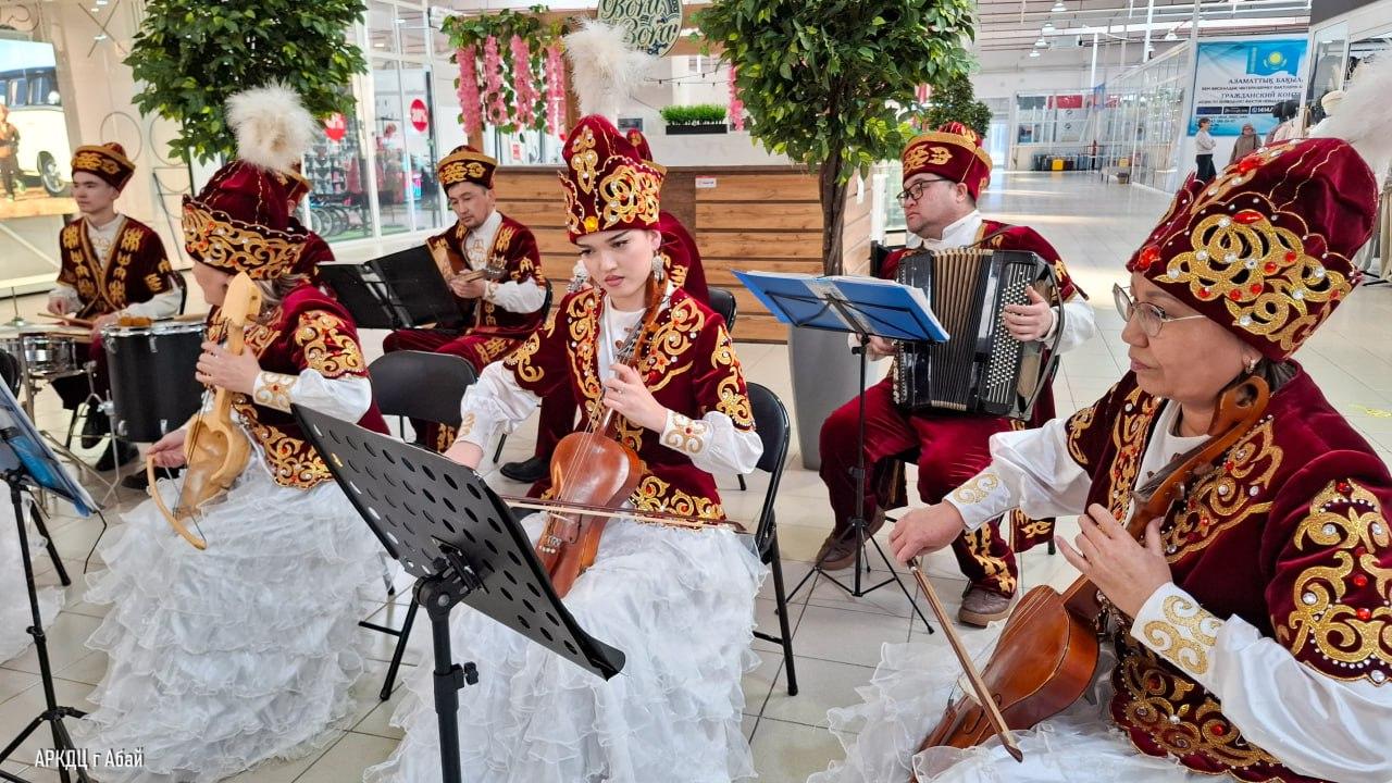 Абай ауданында Мәдениет және ұлттық дәстүрлер күніне орай күйлер орындалды