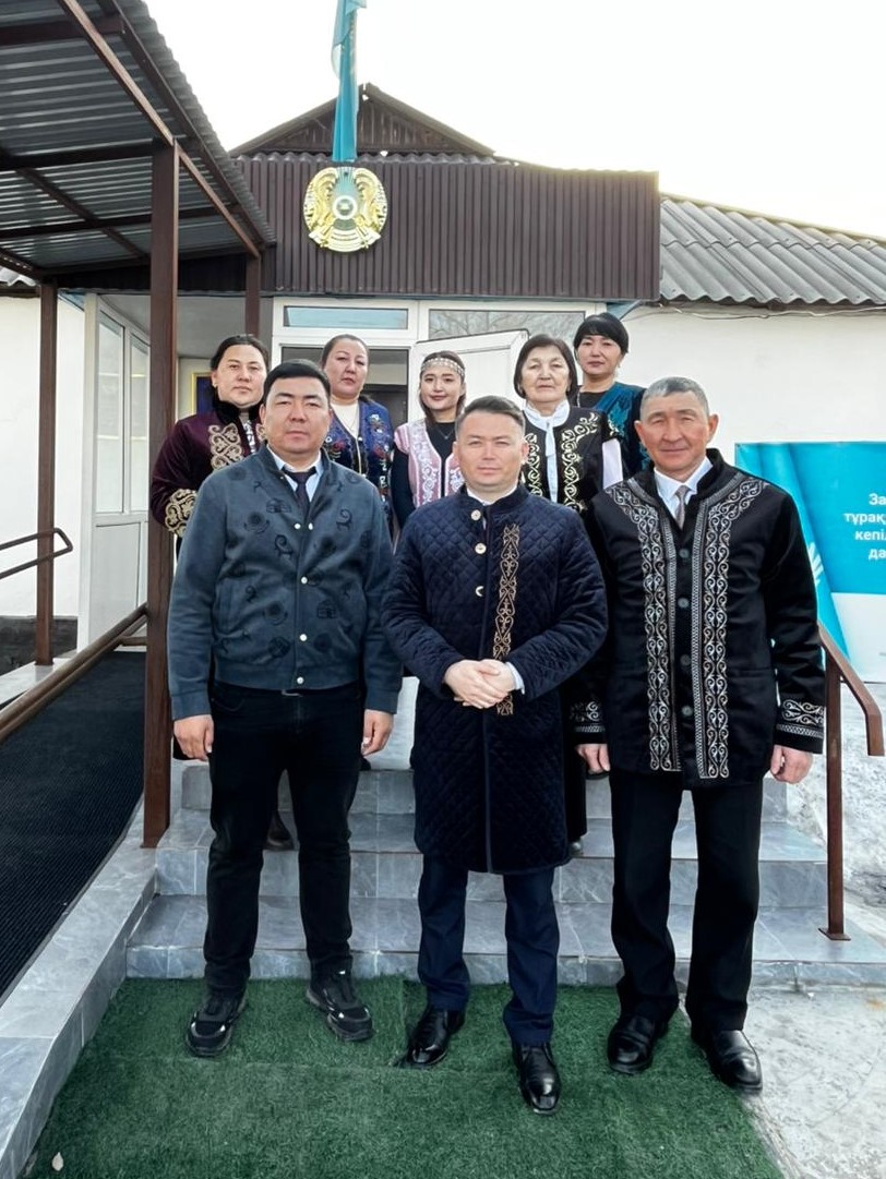 Ұлттық киім күніне орай округ әкімдігі қызметкерлері қазақы нақыштағы киім киіп, мерекені ерекше атап өтті