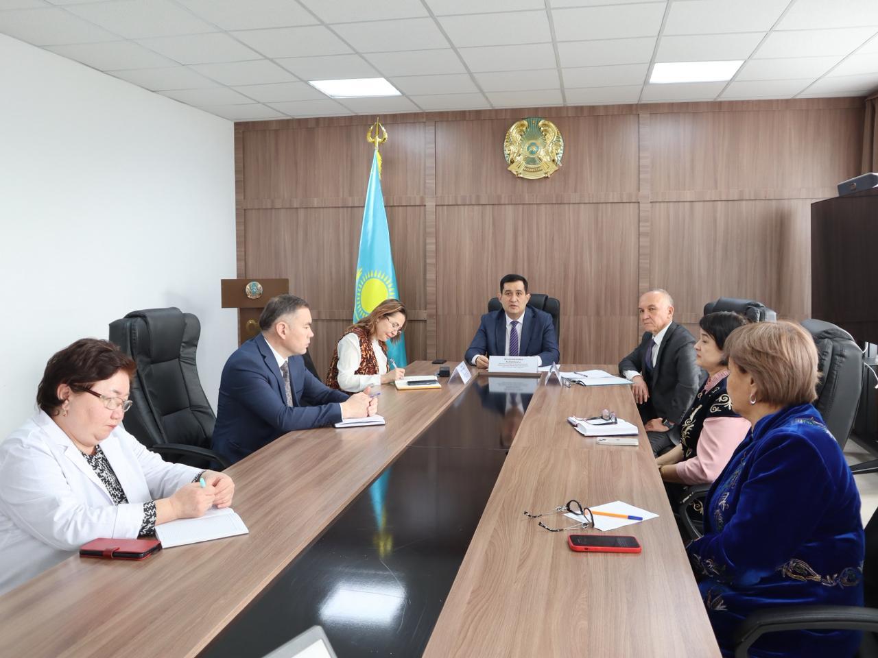 Жаңа заңдағы өзгерістер түсіндіріліп, мемлекеттік қызметшілердің кәсіби әдебі, қызметтік мәдениеті және сыбайлас жемқорлыққа қарсы көзқарасты қалыптастыру мәселелері талқыланды