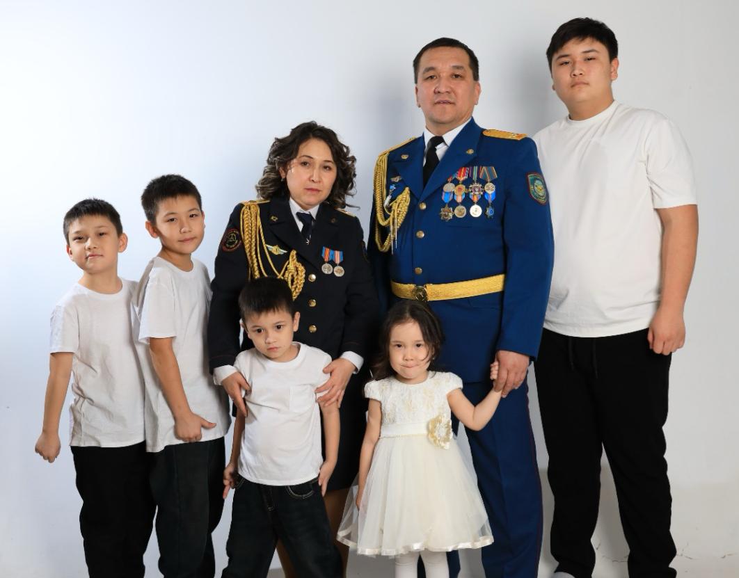 Қызмет жүректерді біріктіргенде: Кенжебаевтар отбасының тарихы