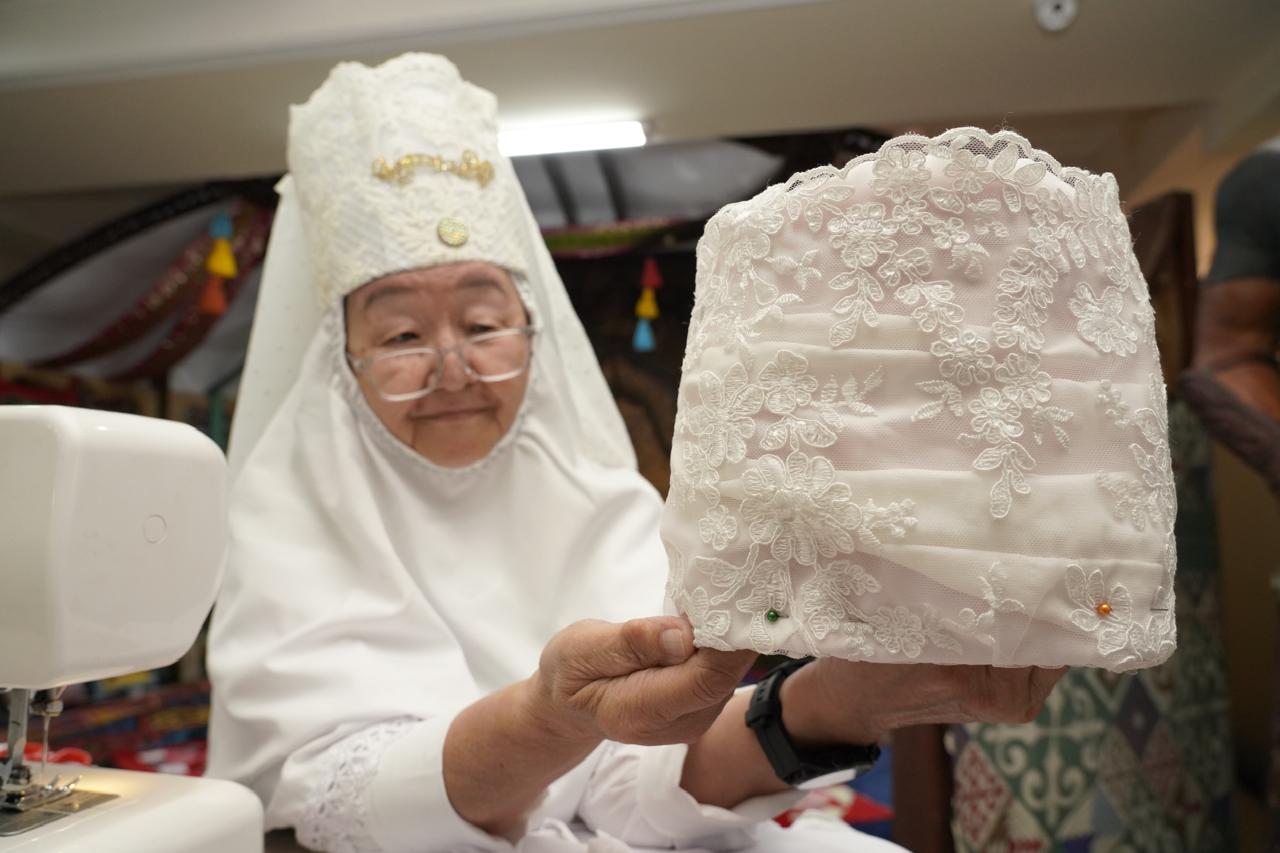 Елордадағы зейнеткерлерге арнап ұлттық бас киім тігуден шеберлік сабағы өтті