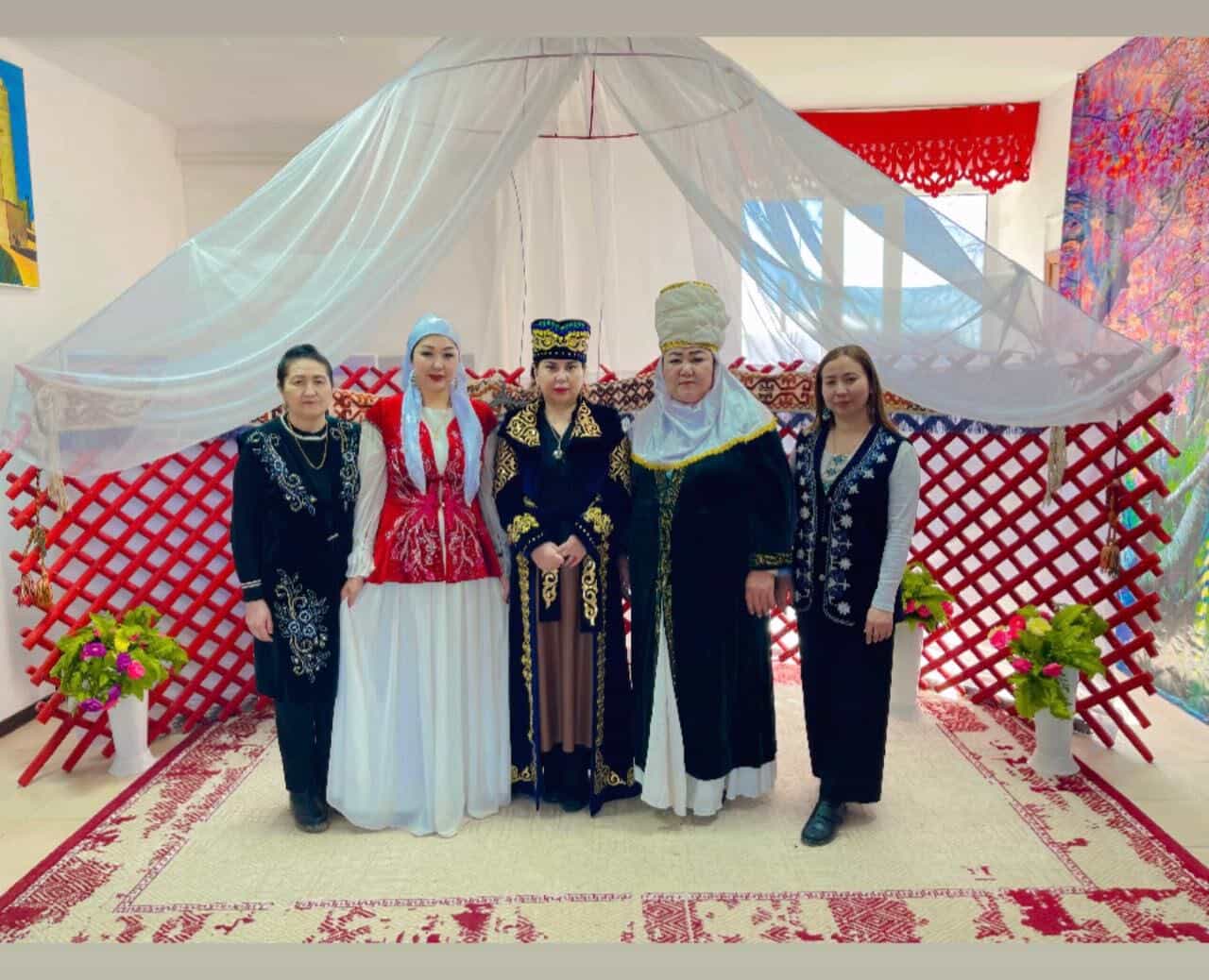 “Төретам кенттік клуб үйі” КММ қызметкері бірлесе отырып, ұлттық киім үлгісін дәріптеді.