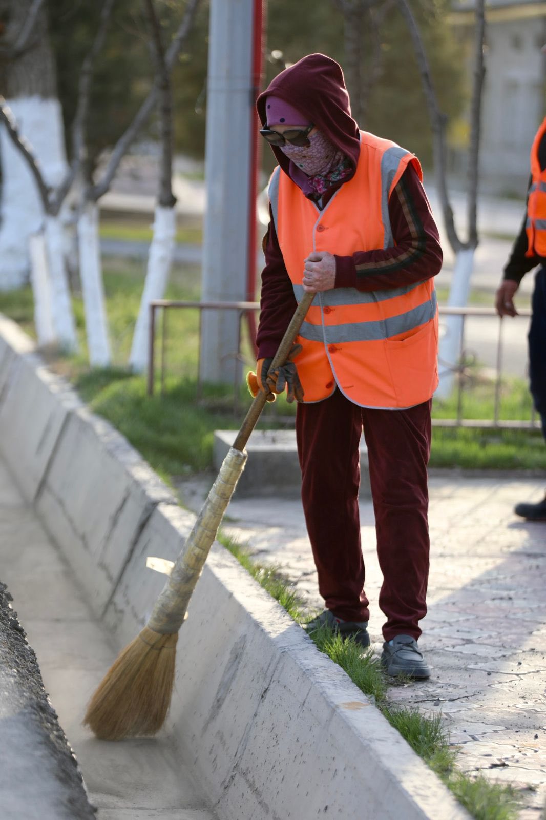 ҚАЛАДА КӨКТЕМГІ АБАТТАНДЫРУ ЖҰМЫСТАРЫ ҚАРҚЫНДЫ ЖҮРГІЗІЛУДЕ