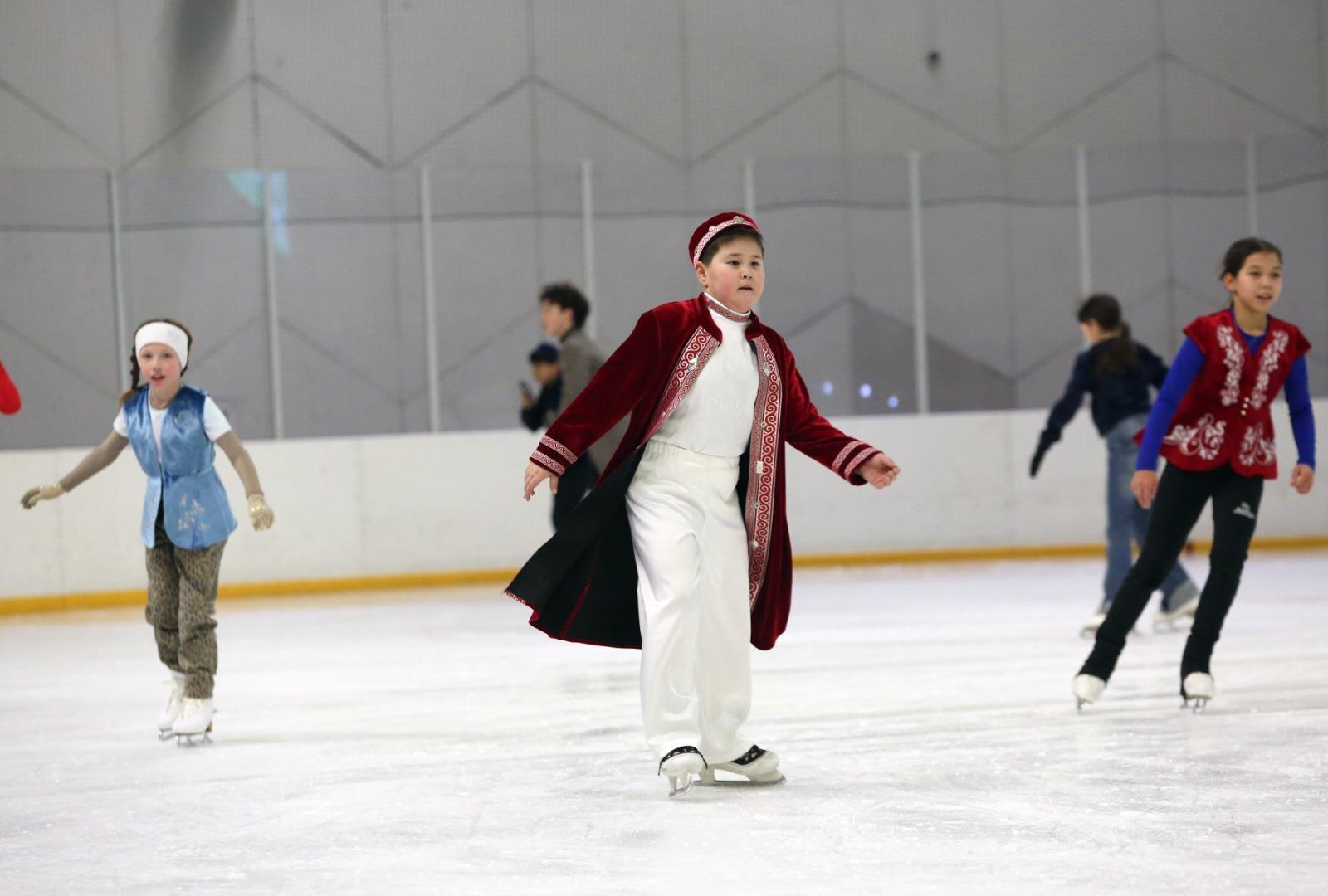 В Алматы впервые прошло массовое катание на льду в национальных костюмах