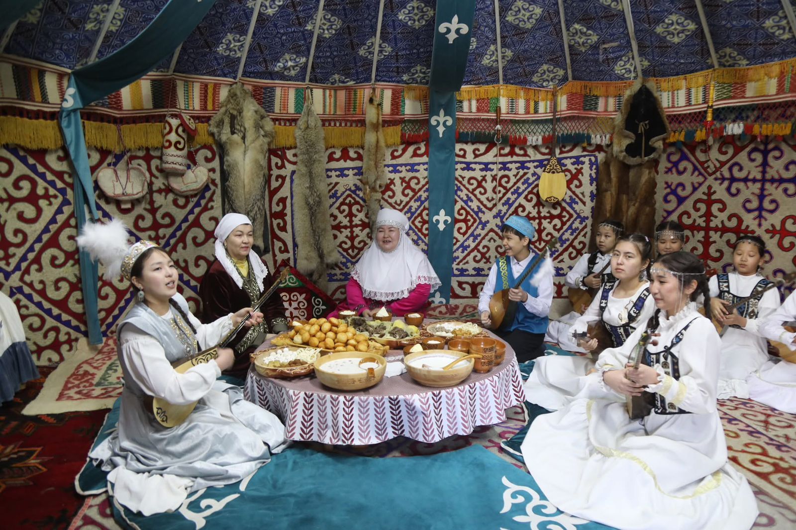 ШАҢЫРАҚ КҮНІНДЕГІ МЕРЕКЕЛІК ШАРАЛАР МАЗМҰНДЫ ДА ӘСЕРЛІ ӨТТІ