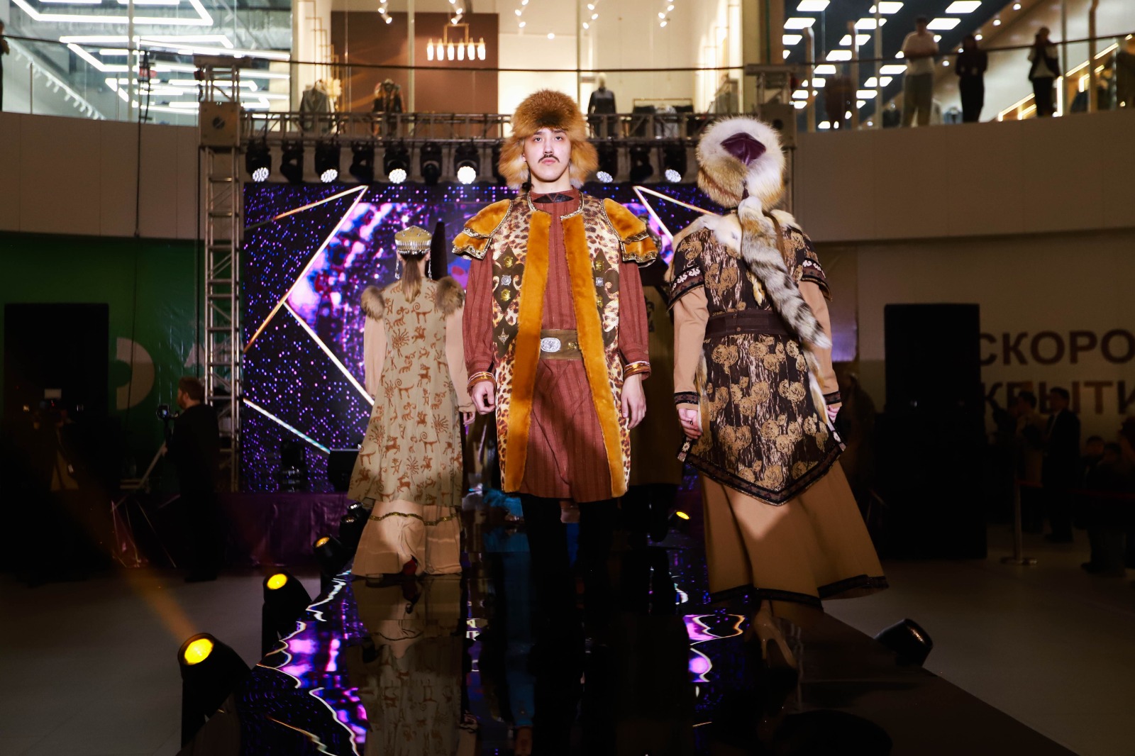 Наурыз мерекесі аясында өткен ұлттық киімдер шеруіне шамамен 2000-ға жуық қонақ қатысты