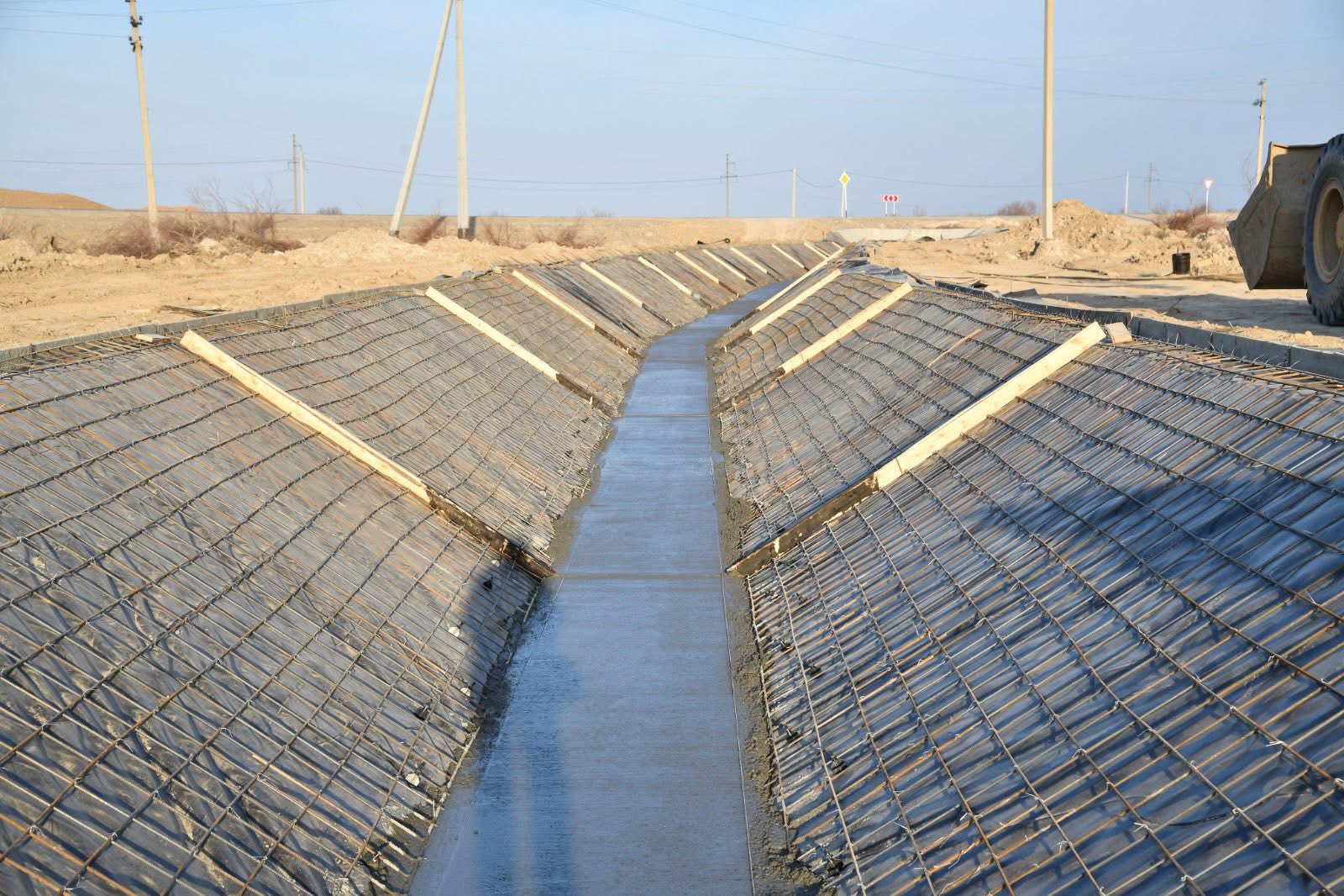 ТҮРКІСТАН: ОТЫРАРДА СУАРУ МАУСЫМЫНА ДАЙЫНДЫҚ ЖҰМЫСТАРЫ ҚАРҚЫНДЫ ЖҮРГІЗІЛУДЕ