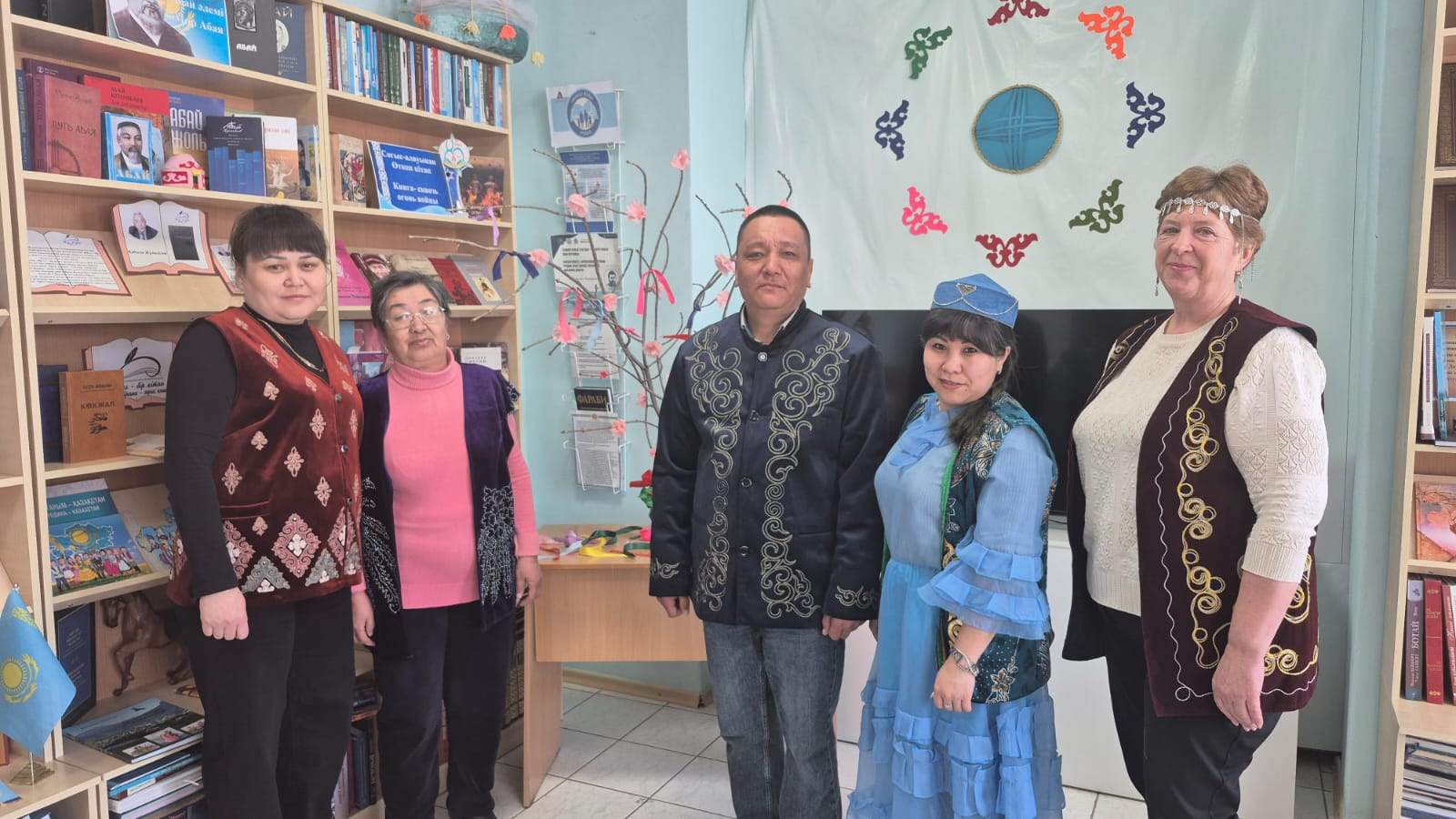 Наурыз мерекесін атап өту аясында Октябрьский кентінің кітапханасында ұлттық киімдер көрсетілімі өтті.