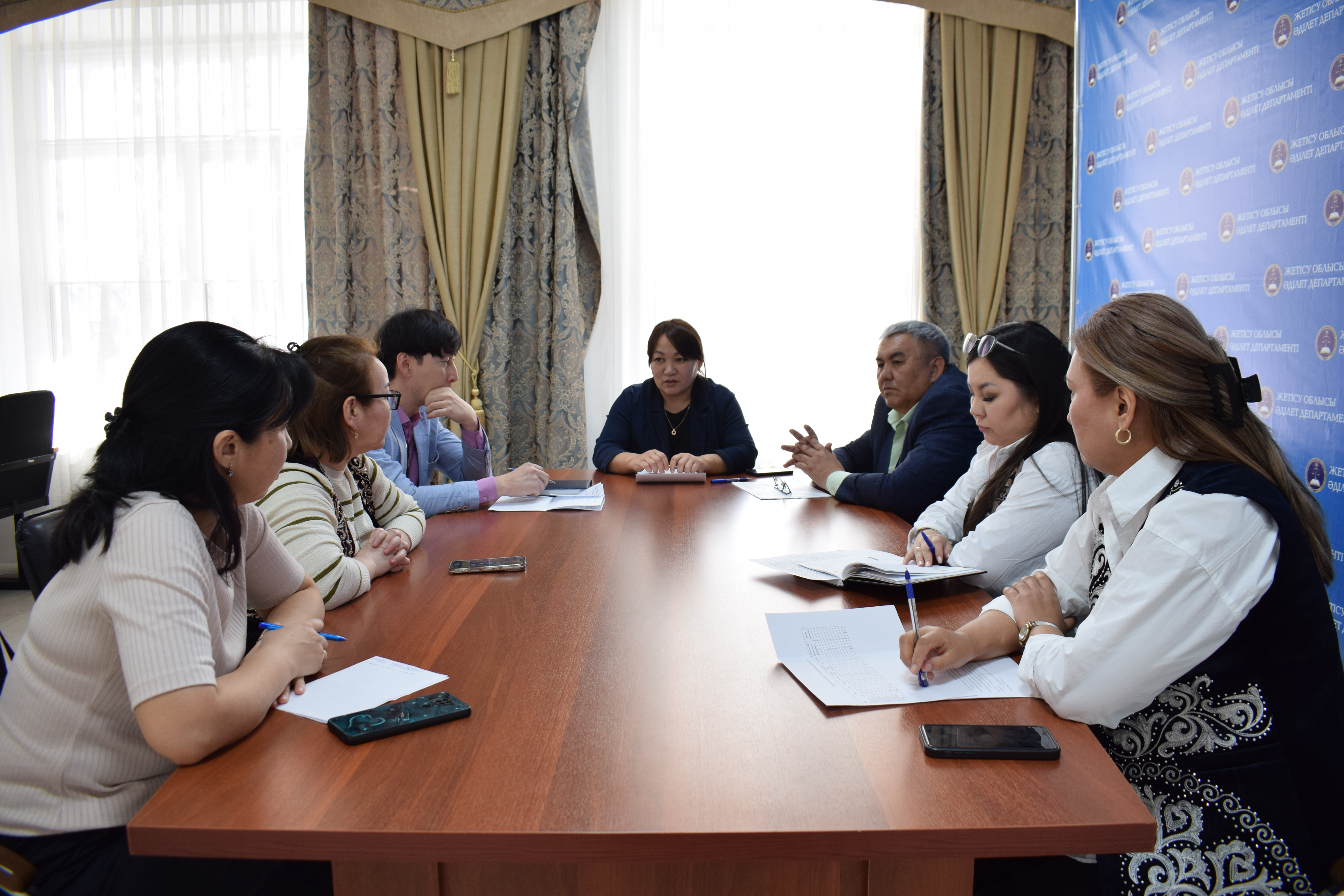 Заңды тұлғаларды тіркеу, қайта тіркеу және мәжбүрлі түрде тарату мәселелері бойынша дөңгелек үстел өткізілді