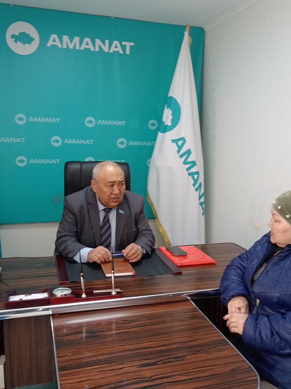 «AMANAT» партиясының қоғамдық қабылдау бөлмесінде аудандық мәслихаттың депутаты Әлжанов А.К., тұрғындарды жеке қабылдау жүргізді.