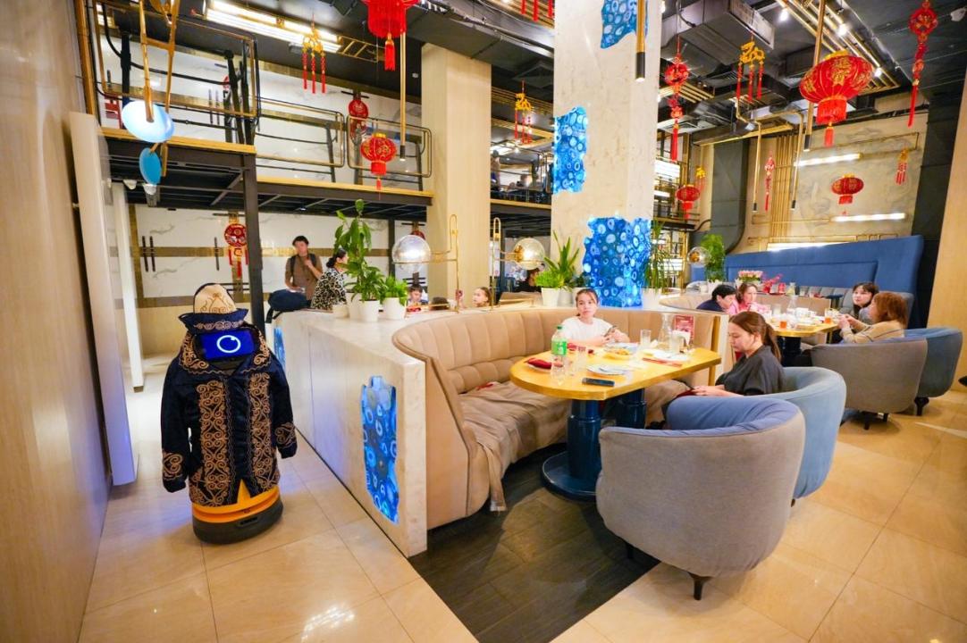 Елордалық мейрамханада қонақтарды шапан киген робот қарсы алды