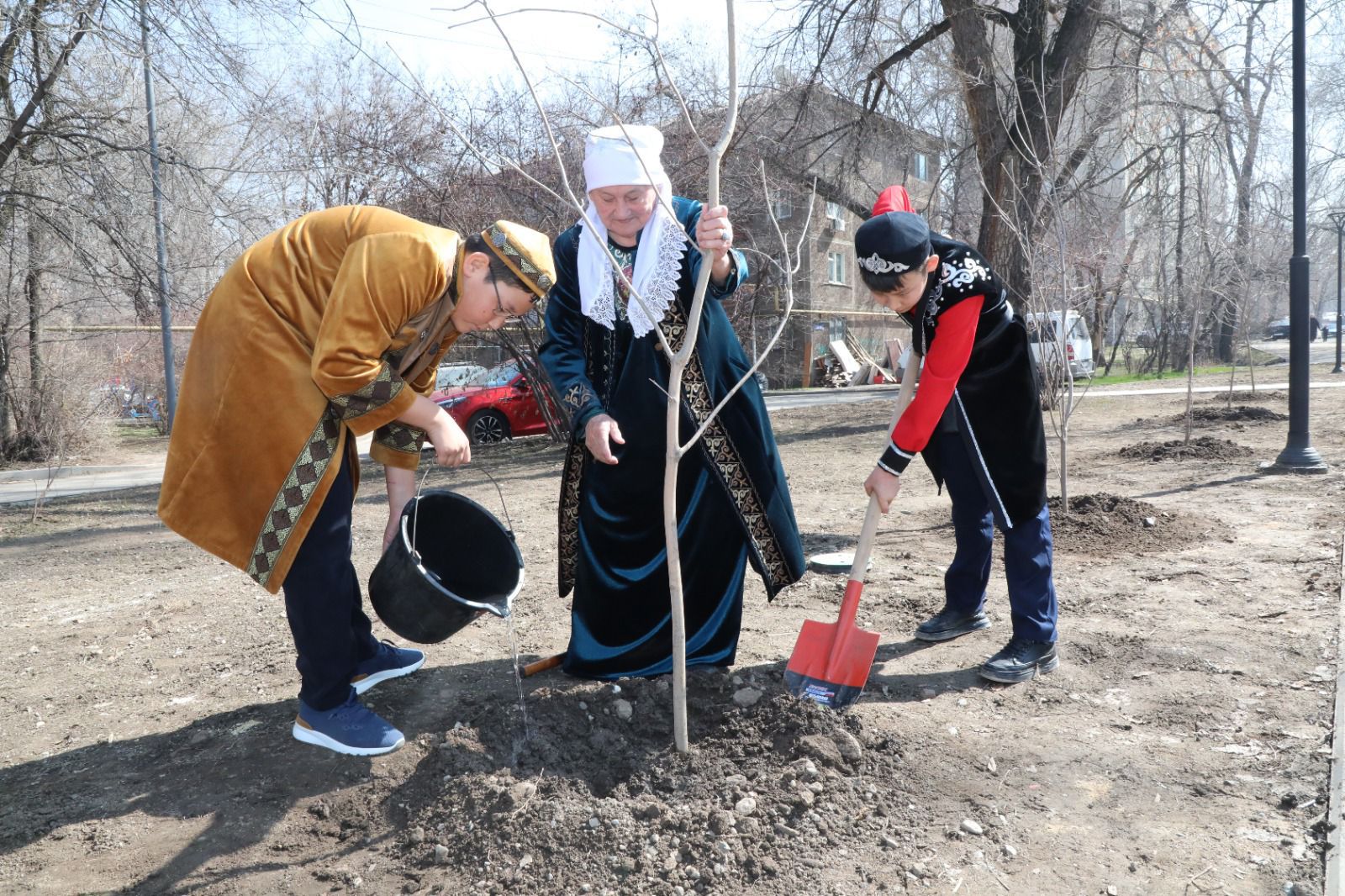 В Алматы в Жаңару күні высадили более 400 деревьев