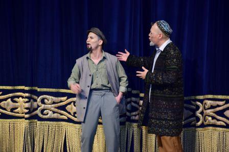 Ш.Құсайынов атындағы Ақмола облыстық қазақ музыкалық-драма театры сахнасында «Алтын қақпа» комедиясы көрермен назарына ұсынылды.