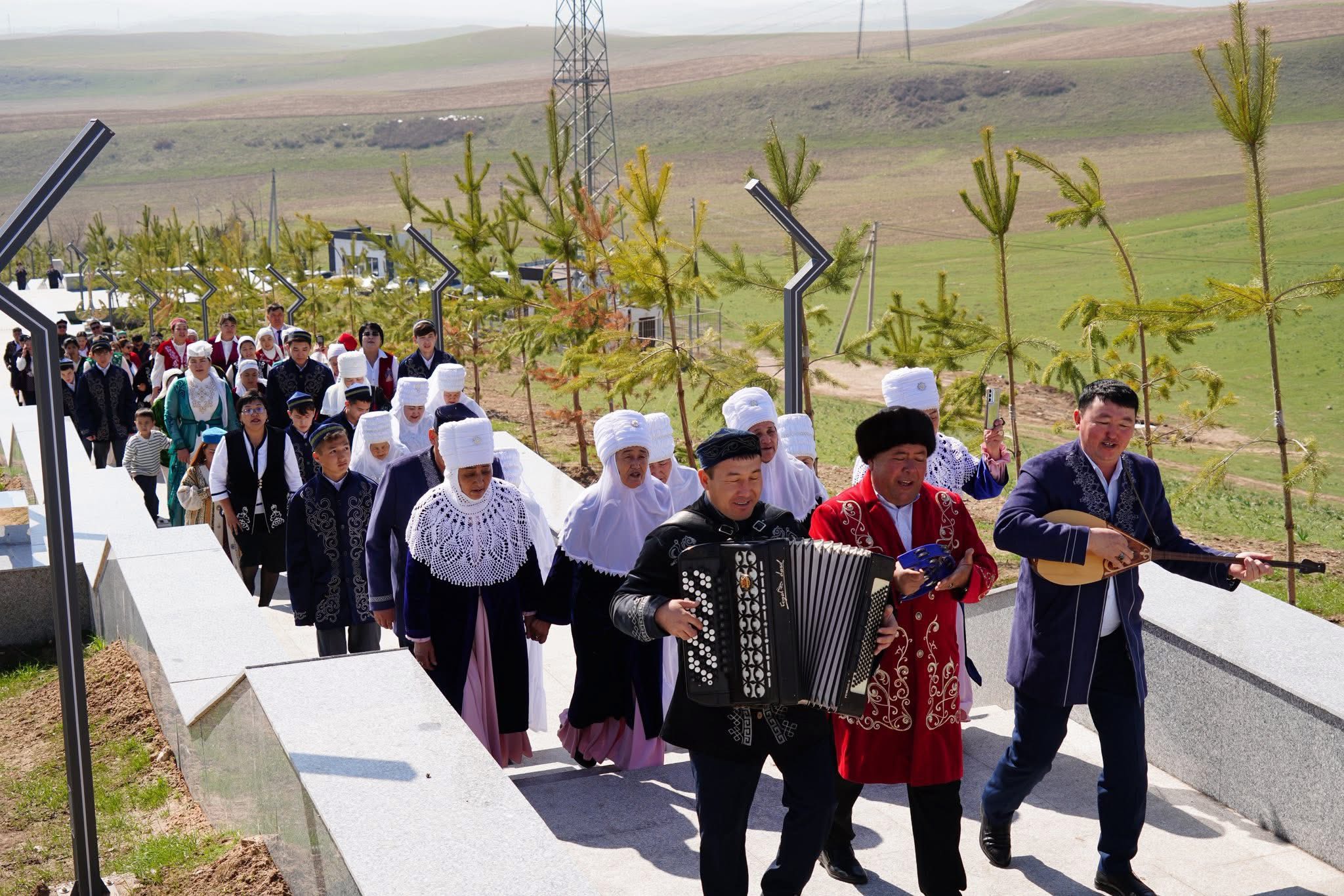 ТҮРКІСТАН: ҚАЗЫҒҰРТТА ӘЗ-НАУРЫЗ АЯСЫНДА ҰЛТТЫҚ КИІМДЕР ДӘРІПТЕЛДІ