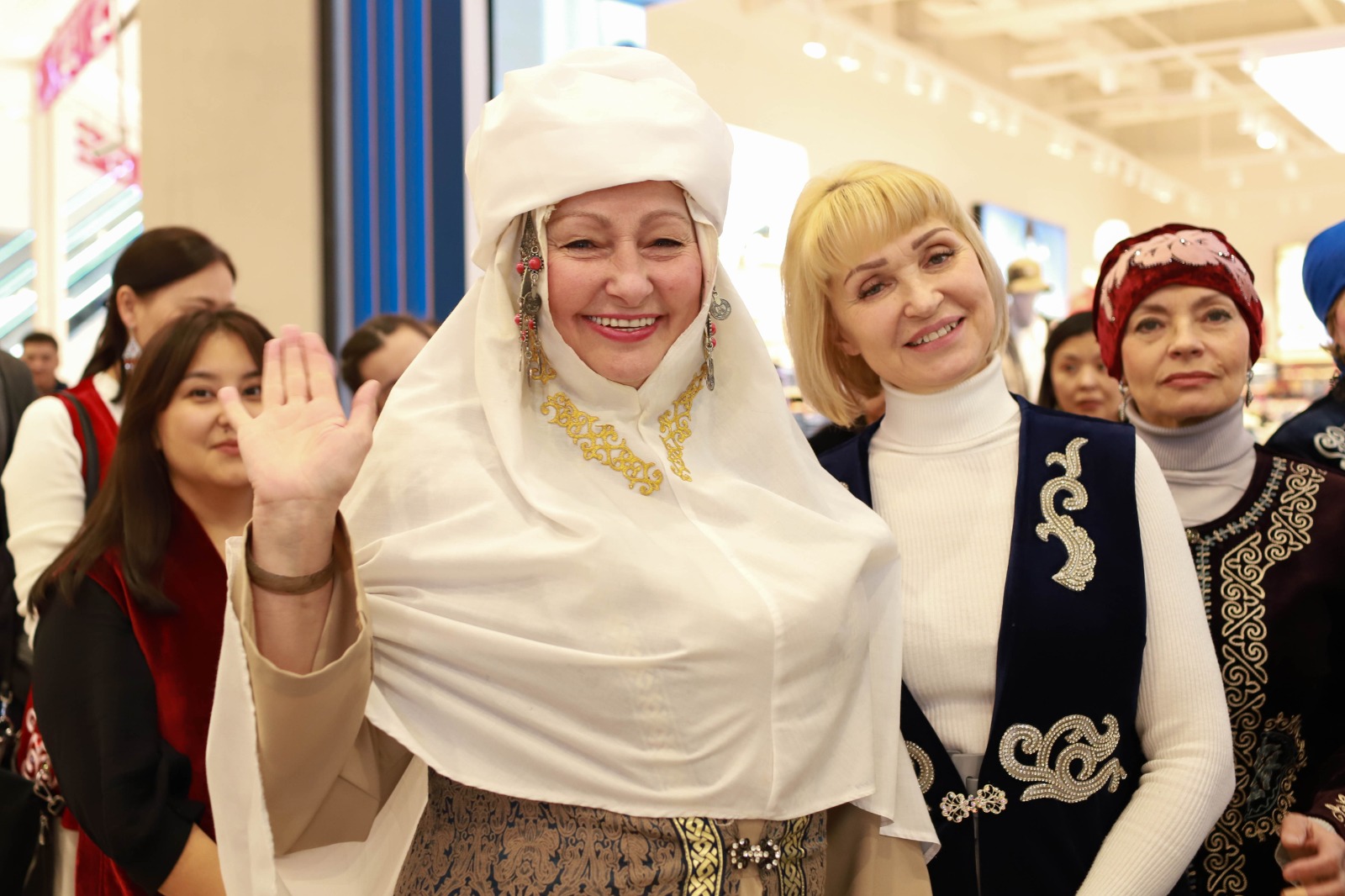 Наурызнама онкүндігі аясында Maxi Mall сауда-ойын-сауық орталығында «Біз – біртұтас Қазақстан халқы» атты ұлттық киім шеруі өтті.