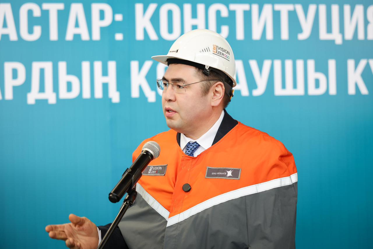 Қала әкімі маңызды қоғамдық-саяси оқиға – республикалық референдум қарсаңында «ERG Service» кәсіпорнының ұжымымен кездесу өткізді