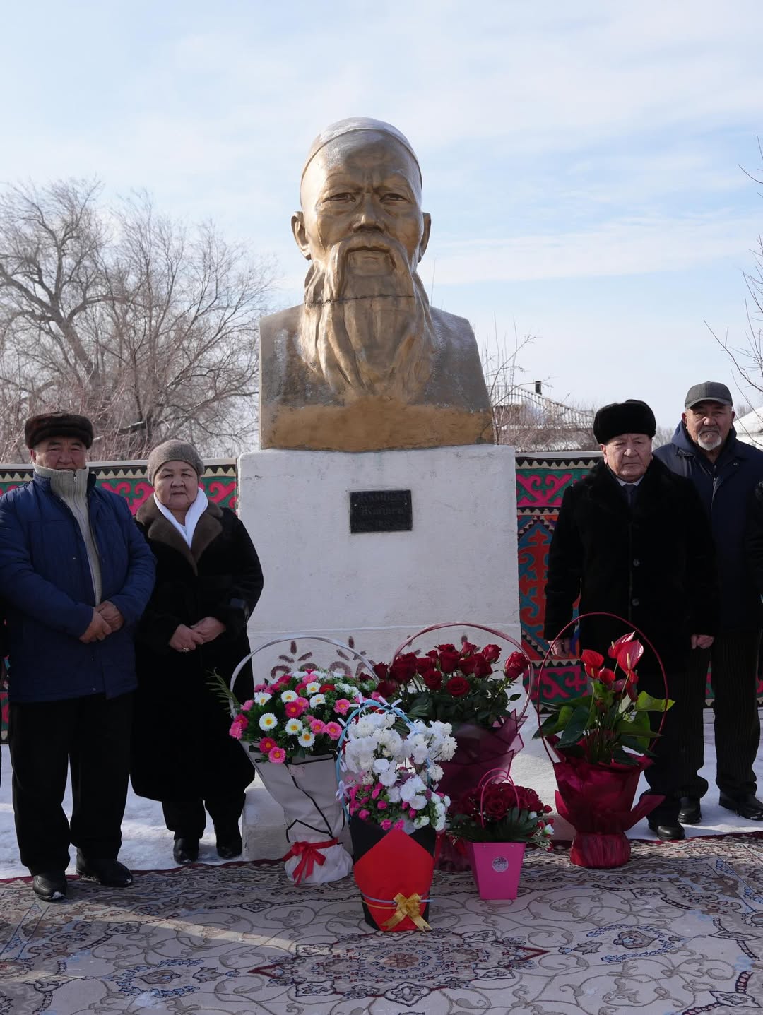 Жамбыл Жабаевқа құрмет: Мойынқұм ауданында гүл қою рәсімі өтті