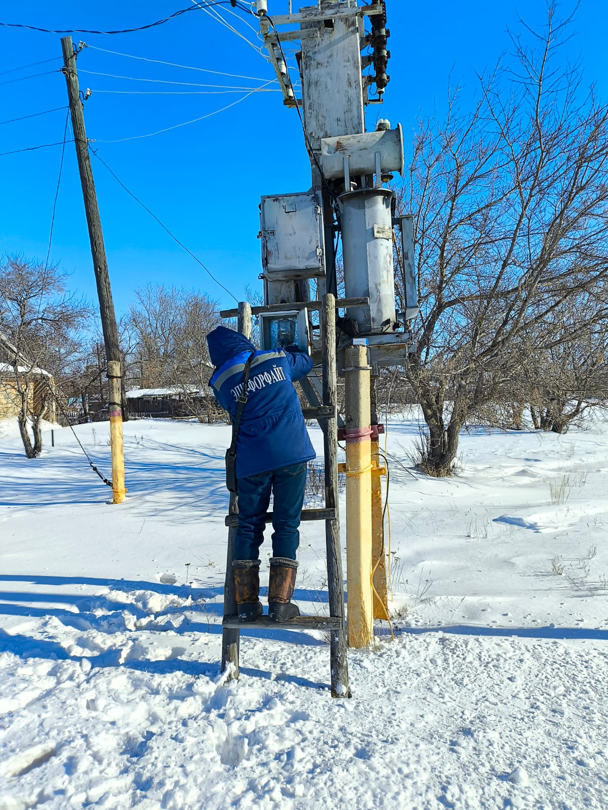 Первомай ауылындағы көшелердегі жарық бағандарын жөндеу жұмыстары.