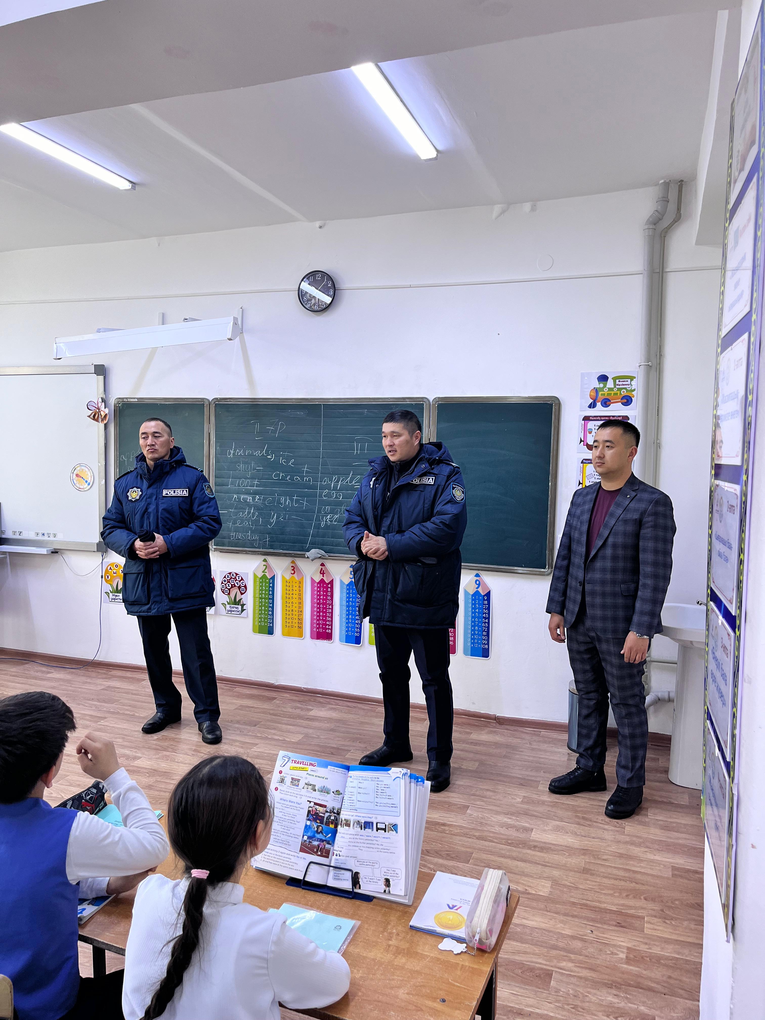 Полиция қызметкерлері мектеп оқушыларымен жол қозғалысы қауіпсіздігін сақтау туралы кездесу өткізді