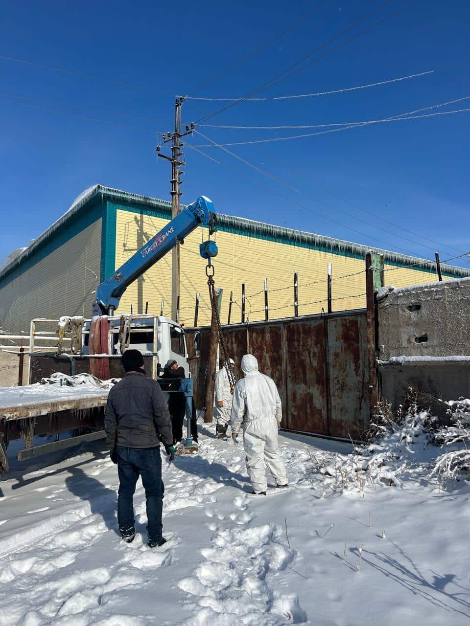 Государственным судебным исполнителем незаконно возведённое строение и ограждение были снесены