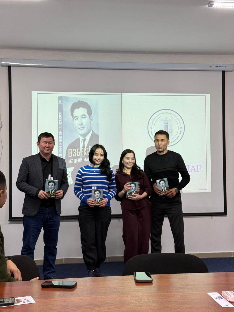 ТҮРКІСТАН ОБЛЫСЫНЫҢ МЕМЛЕКЕТТІК ҚЫЗМЕТШІЛЕРІНЕН ҚҰРЫЛҒАН ОҚЫРМАНДАР КЛУБЫ ОТЫРАР АУДАНЫНА РУХАНИ САПАР ЖАСАП, КЕЗЕКТІ КІТАПТЫ ТАЛДАДЫ