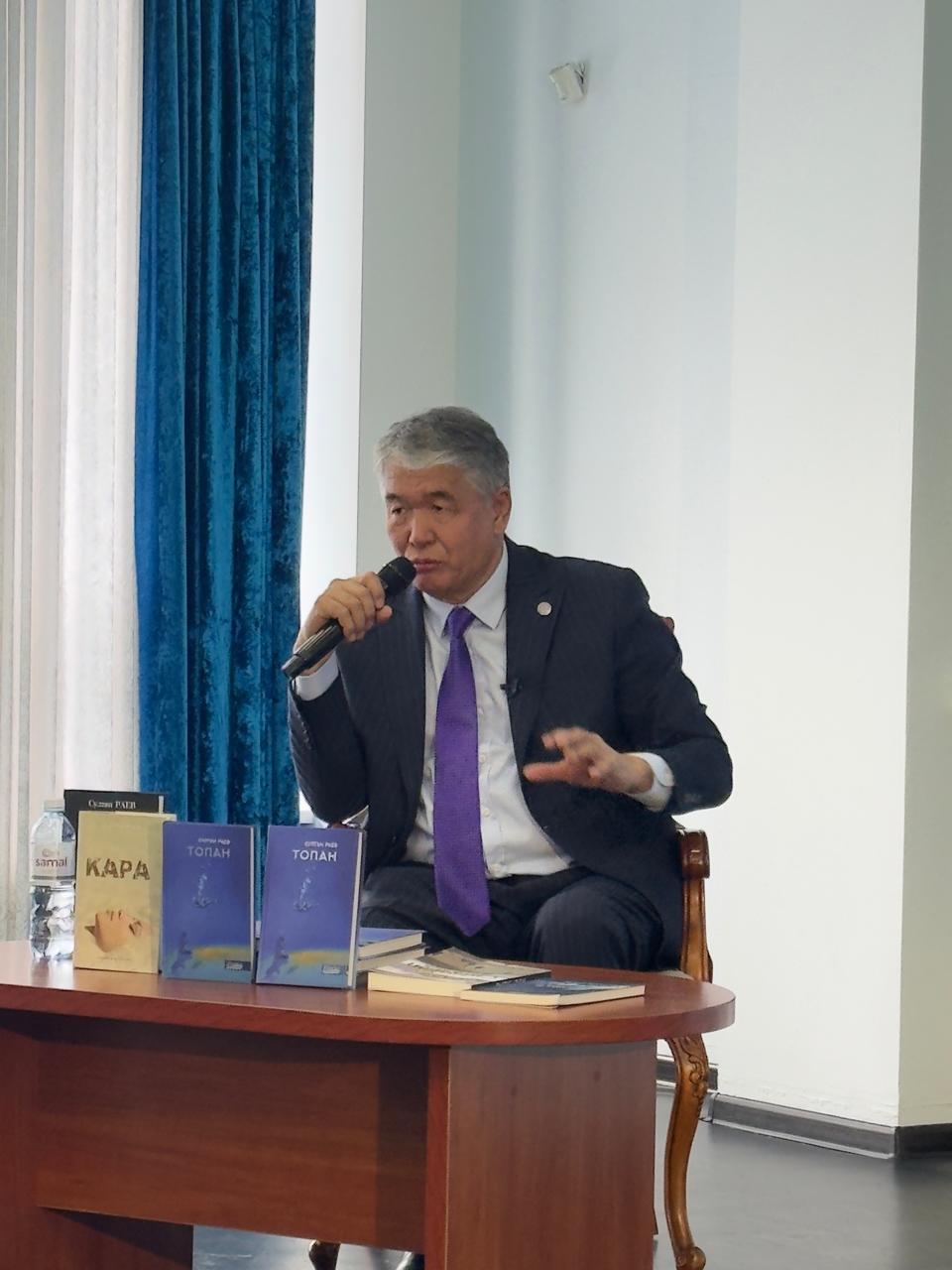 «Қаламгер ұстаханасы»: Астанада қырғыз халқының көрнекті жазушысы Сұлтан Раевпен кездесу өтті