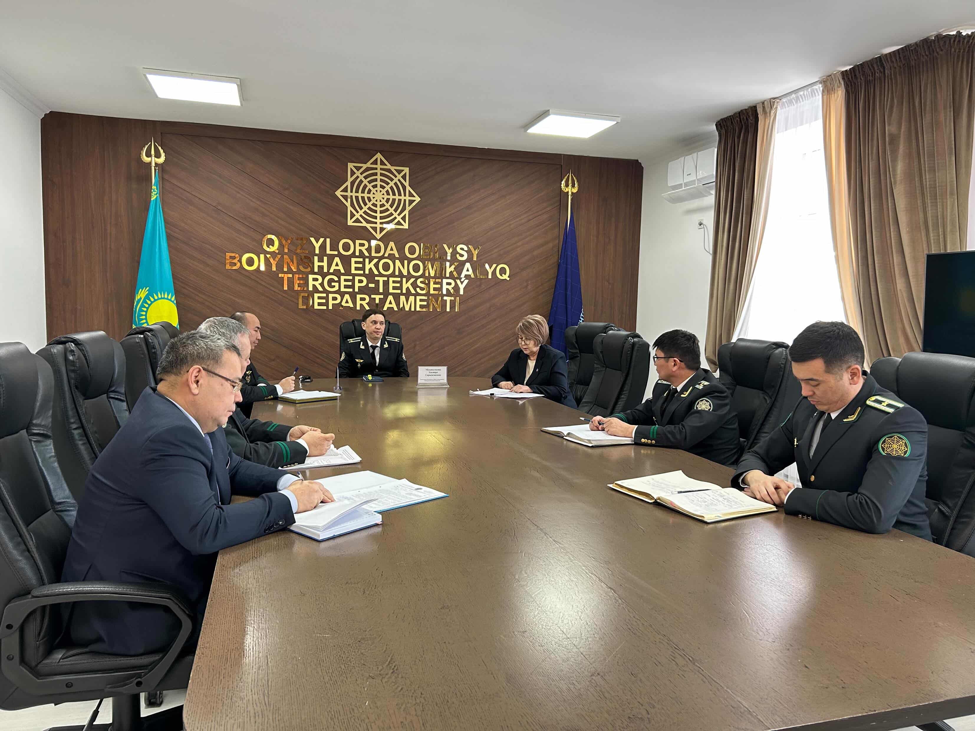 Провела семинар для сотрудников Департамента экономических расследований по Кызылординской области на тему внесения изменений и дополнений в новую Конституцию