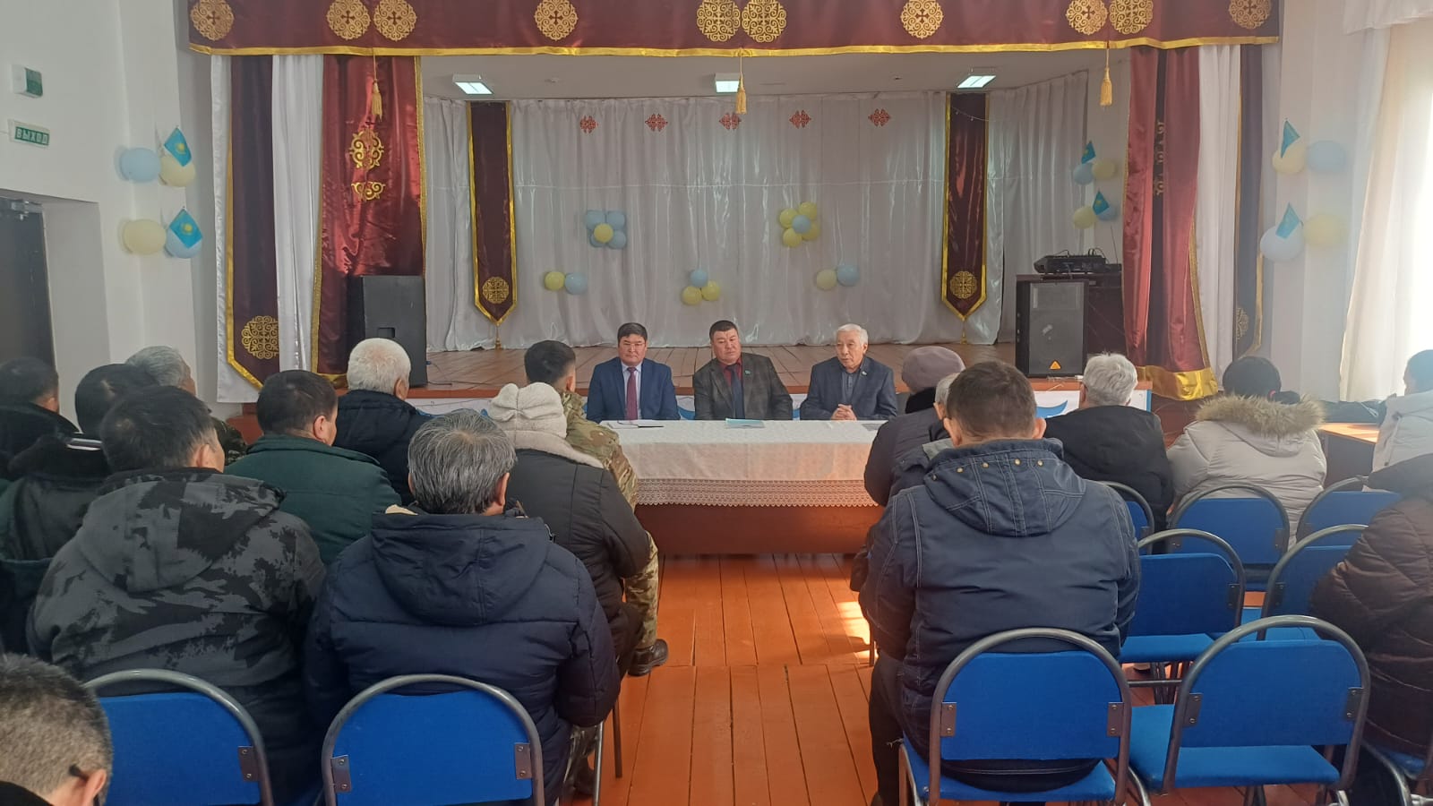 Депутат районного маслихата  Болаев Б.,  председатель Совета ветеранов Ж. Кызыр встретились с жителями  села Урыль.