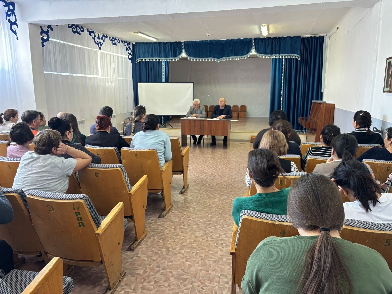 В поселке Южный состоялась встреча членов районной коалиции «За Народную Конституцию Справедливого и Прогрессивного Казахстана!» с жителями поселка по разъяснению норм проекта новой Конституции Казахстана