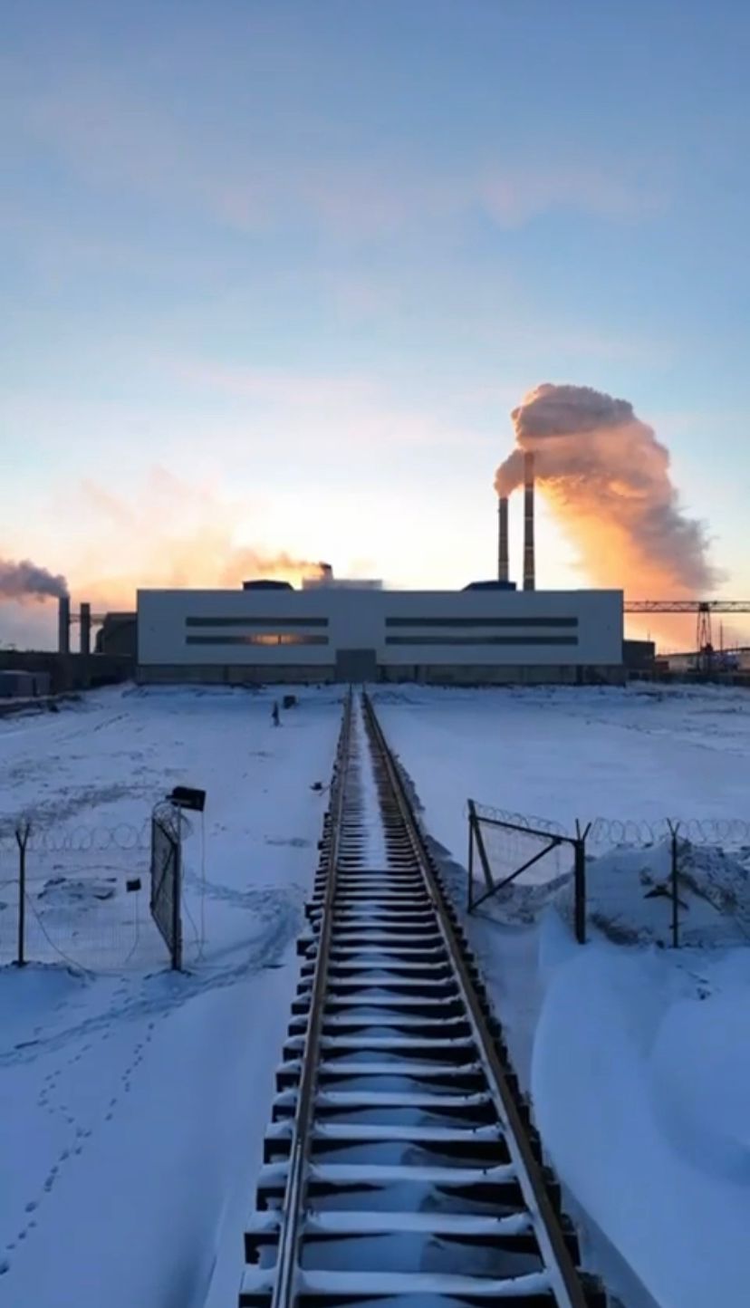 Завершены строительно-монтажные работы подъездного железнодорожного пути к заводу по производству ферросплавов ЧК «Kazferro Limited». В настоящее время проводятся испытательные проезды подвижного тепловоза