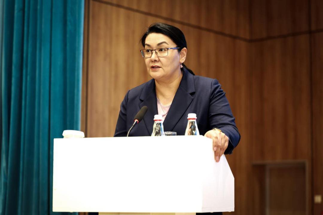 В соответствии с поручением Главы государства Касым-Жомарта Токаева во всех организациях образования страны активно реализуется единая программа воспитания «Адал азамат». Инициатива направлена на формирование у подрастающего поколения таких базовых ценностей, как патриотизм, единство, справедливость, закон и порядок, трудолюбие и созидательность. Программа объединяет обучение и воспитание в единую систему и ориентирована на развитие гражданской ответственности и ключевых жизненных компетенций учащихся