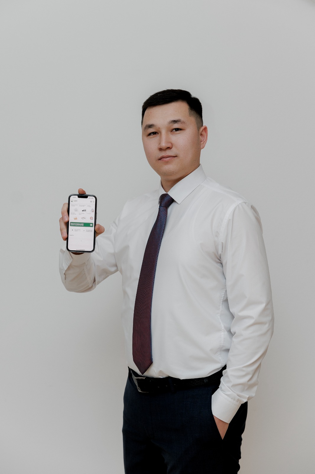 Мобильный ЦОН: сколько услуг казахстанцы получают через приложение