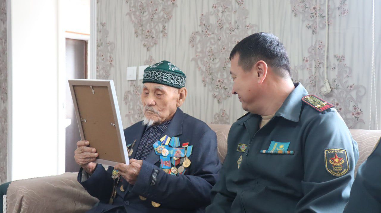 ТҮРКІСТАН ОБЛЫСЫНЫҢ ӘСКЕРИ ҚЫЗМЕТШІЛЕРІ ҰЛЫ ОТАН СОҒЫСЫНЫҢ АРДАГЕРІН АЛҒЫС АЙТУ КҮНІМЕН ҚҰТТЫҚТАДЫ
