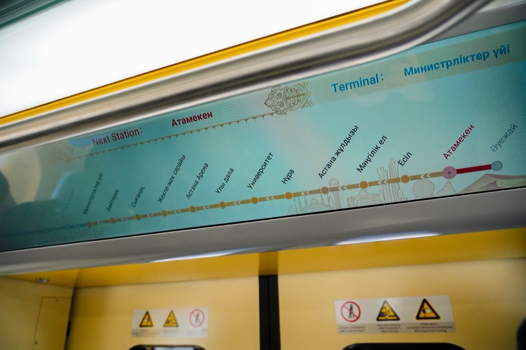 Аким города Астаны Женис Касымбек вместе с заместителем Премьер-министра Романом Скляром посетили здание депо LRT