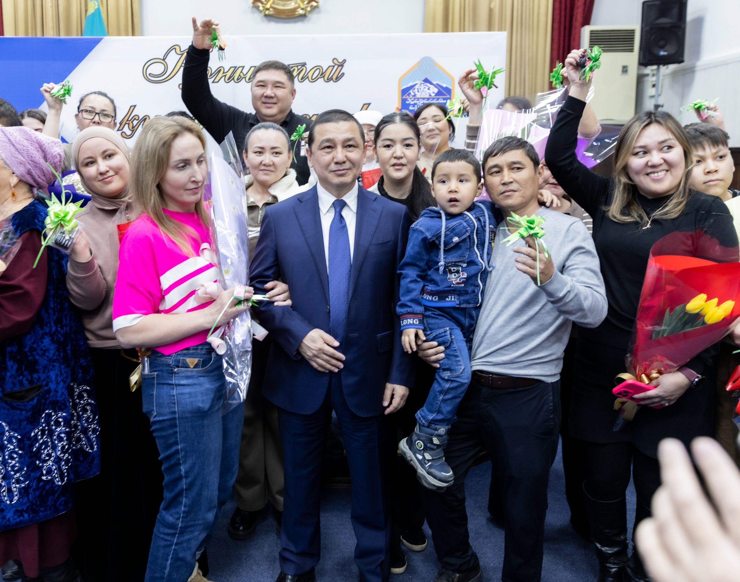 Алғыс айту күніне орай, тұрғын үй кезегінде тұрған қарасайлықтар баспаналы болды