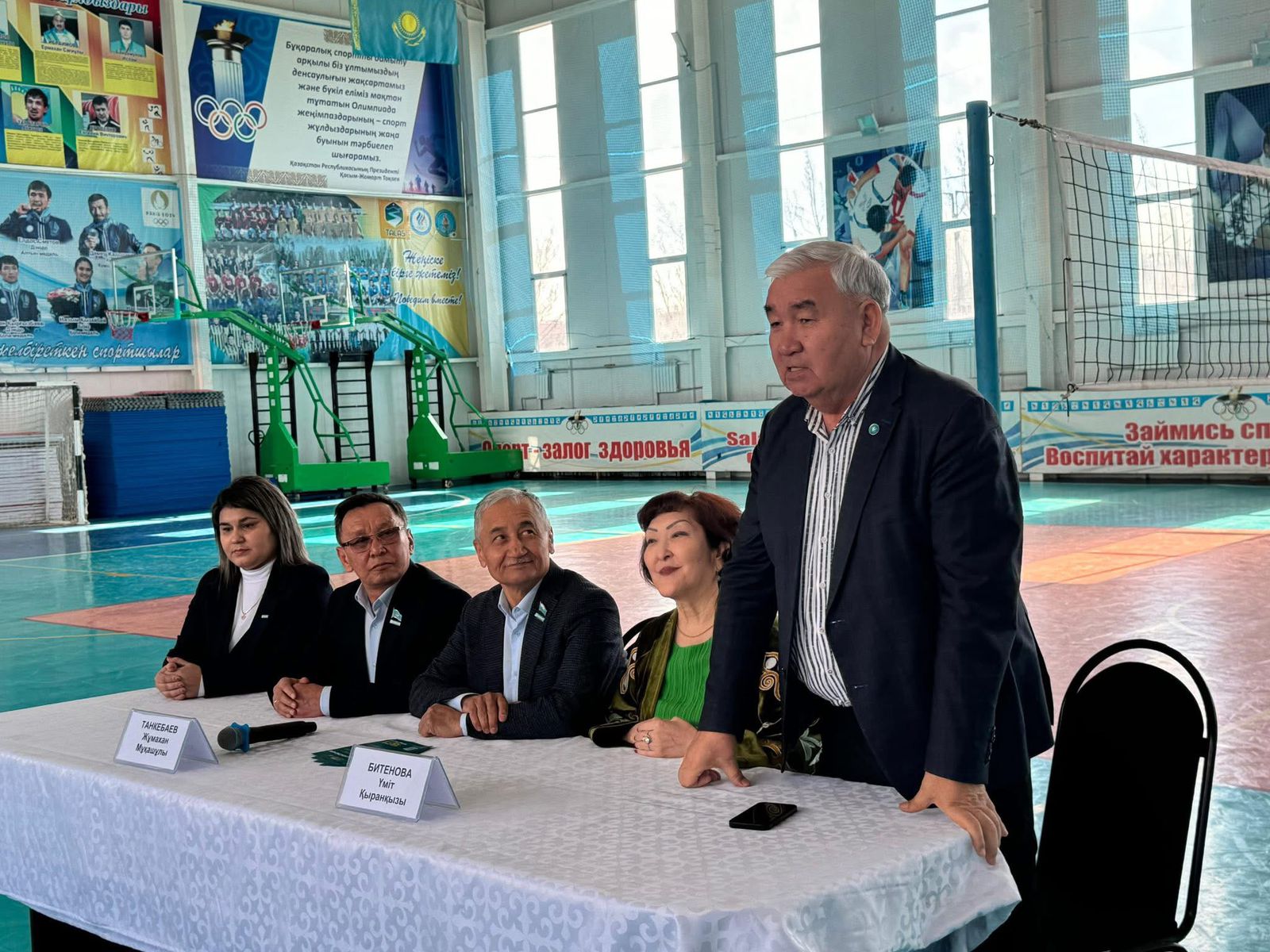 «Әділетті және Прогрессивті Қазақстанның халықтық Конституциясы үшін» Жалпыұлттық коалиция мүшелері, AMANAT партиясы Талас аудандық филиалының төрағасы, аудандық мәслихаттың депутаты Докторбек Маселбеков, аудандық мәслихаттың төрағасы Қадірбек Садубаев, ақын Ү.Битенова, облыстық мәслихаттың депутаты Ж.Танкебаев және аудандық қоғамдық кеңестің мүшесі Ш.Миркурбанова спорт саласы қызметкерлерімен кездесті.