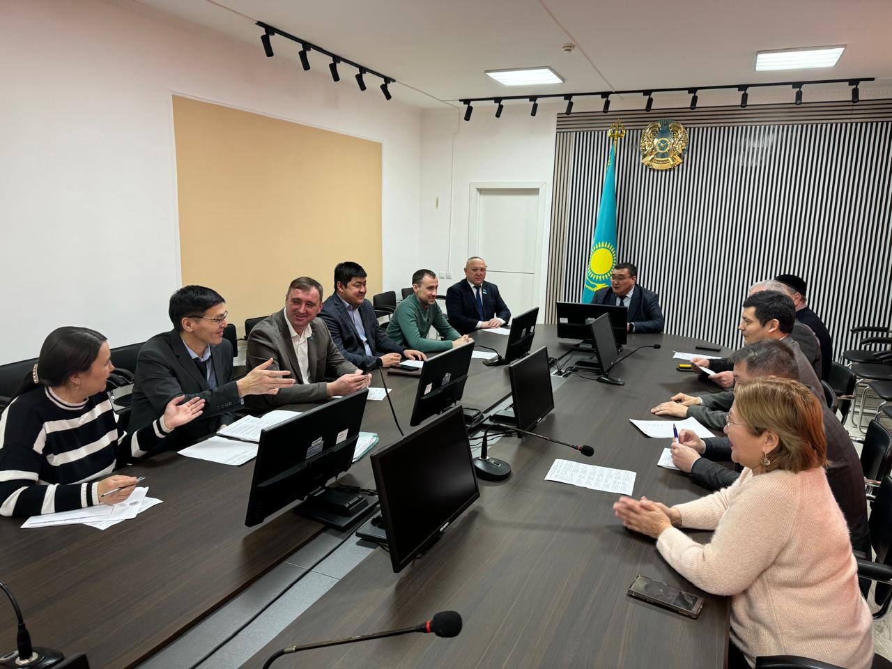 Ағымдағы жылдың 27 ақпанында аудандық мәслихат депутаттары Руслан Қайратұлы Досмұханов, Сәуле Көпбайқызы Ақсейтова, Михаил Александрович Тоқарев Атбасар ауданы әкімдігі жанындағы жер комиссиясының кезекті отырысына қатысты.