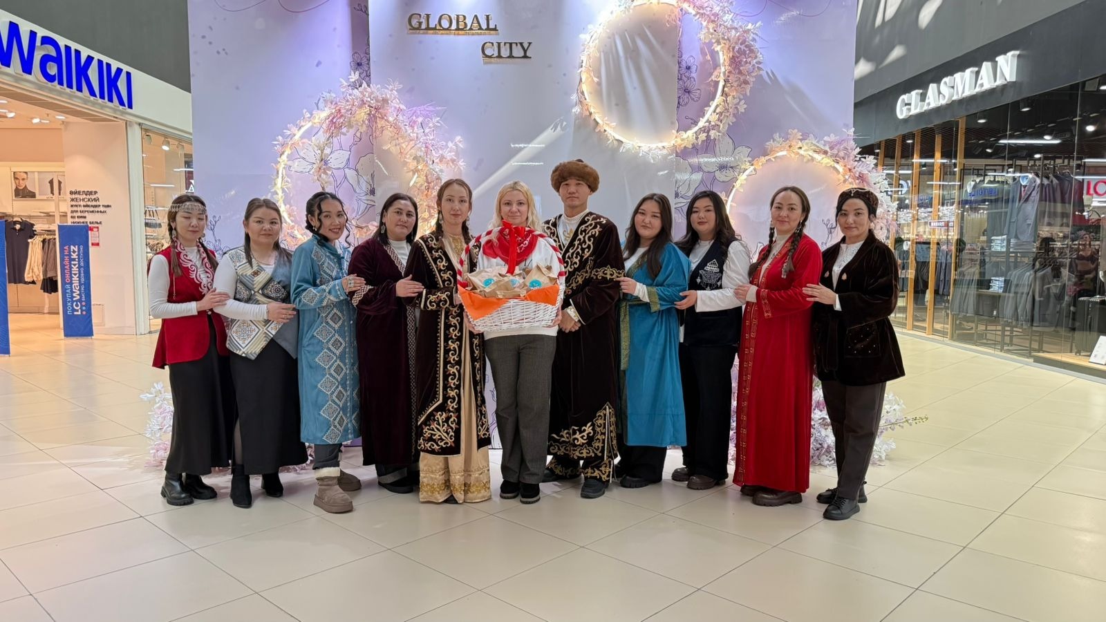 Традиции в тренде: молодёжь Караганды устроила модный флешмоб к Наурызу