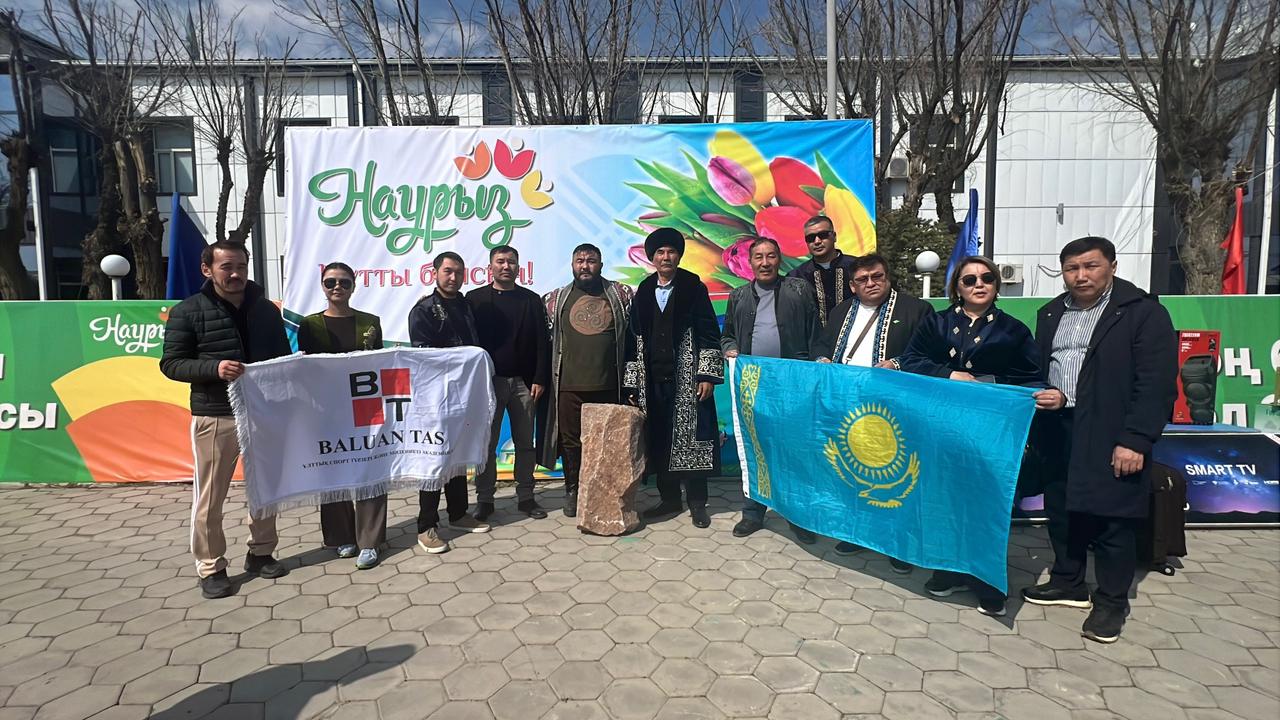 НАУРЫЗ МЕЙРАМЫ ҚАРСАҢЫНДА ТҮРКІСТАН ОБЛЫСЫНДА КӨНЕ БАЛУАН ТАС КӨТЕРУ РӘСІМІ ЖАҢҒЫРДЫ