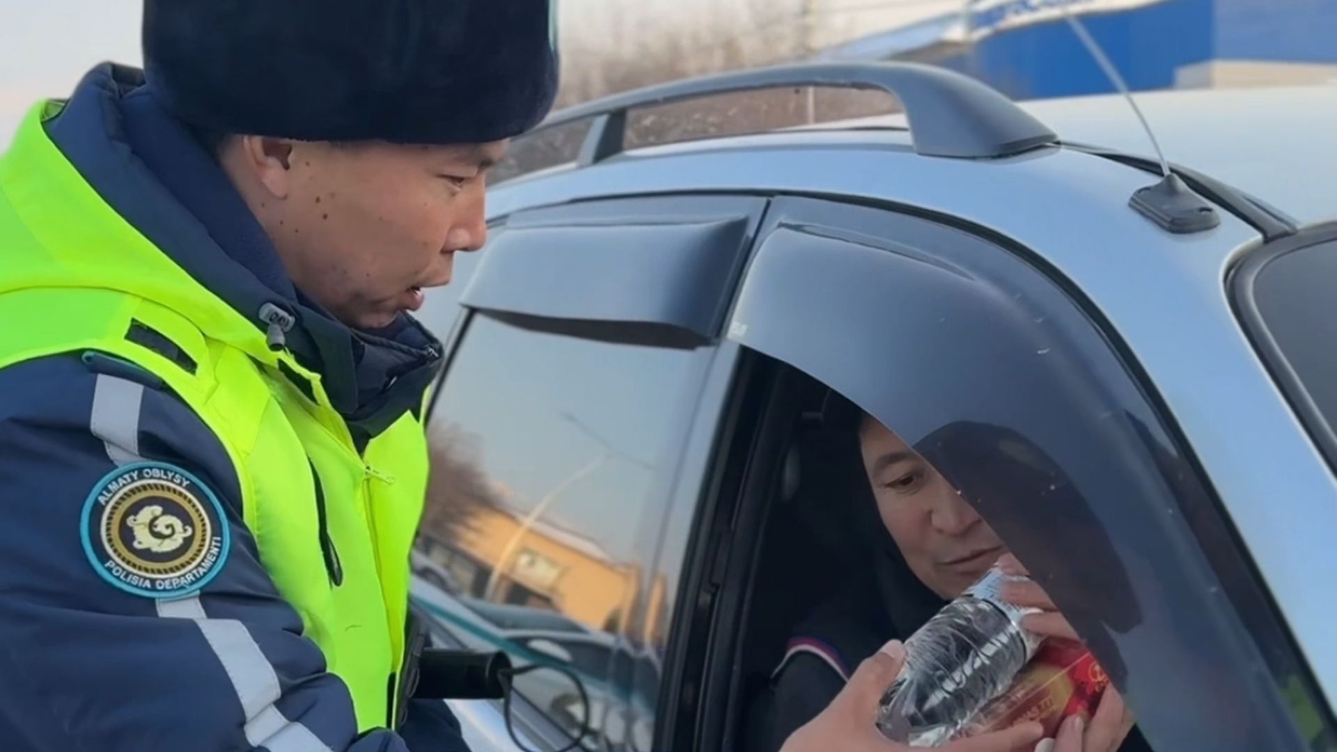 АЛМАТЫ ОБЛЫСЫНДА ПОЛИЦИЯ ҚЫЗМЕТКЕРЛЕРІ ЖҮРГІЗУШІЛЕРГЕ АУЫЗАШАРҒА СУ МЕН ҚҰРМА ТАРАТТЫ