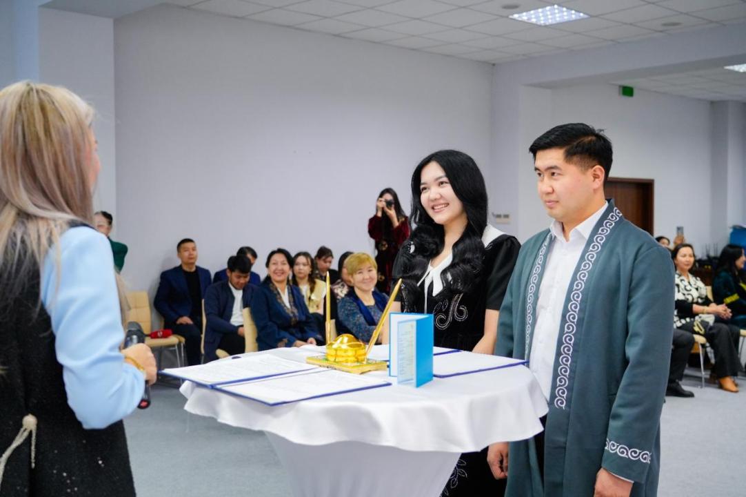 «Отбасы ұлт қазынасы»: Астанада жастар Шаңырақ күні неке қиды