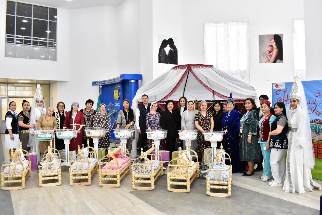 «Шаңырақ күні»: перзентханада дүниеге келген сәбилердің аналарына бесік пен сыйлықтар табысталды