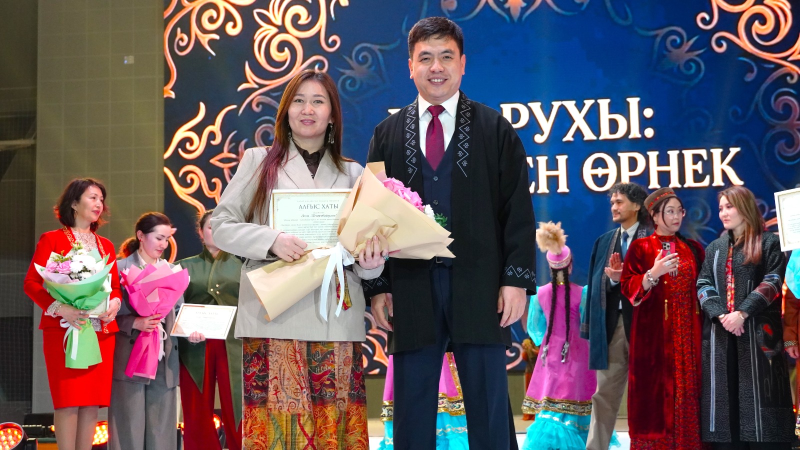 Орал қаласында ұлттық киімнің қалай заманауи трендке айналып келе жатқаны көрсетілді