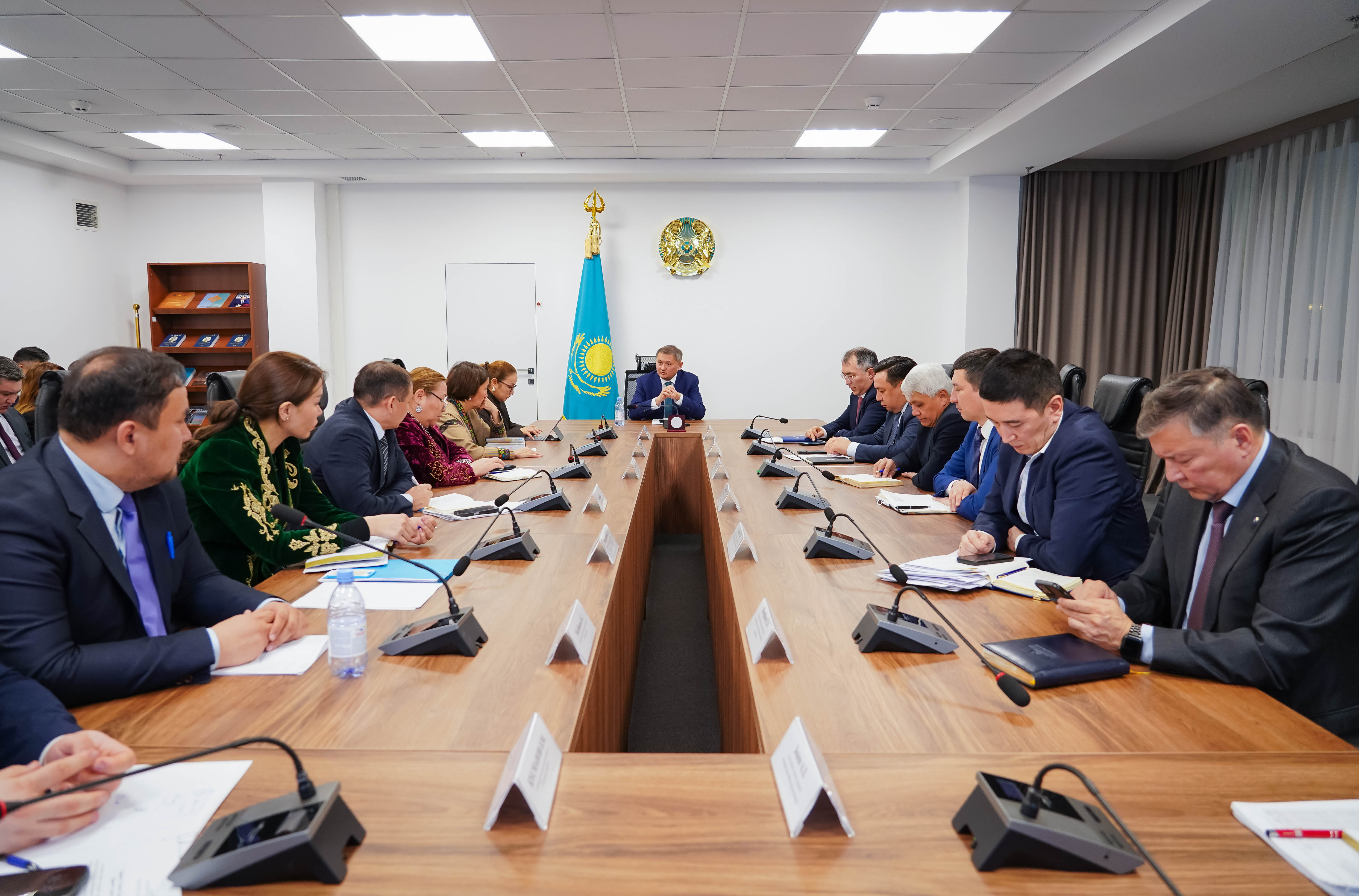 Министр ғылыми қауымдастықпен кеңейтілген кеңес өткізді: кадрлық шешімдер қабылданып, ғылымды реформалау бойынша қатаң шаралар айқындалды